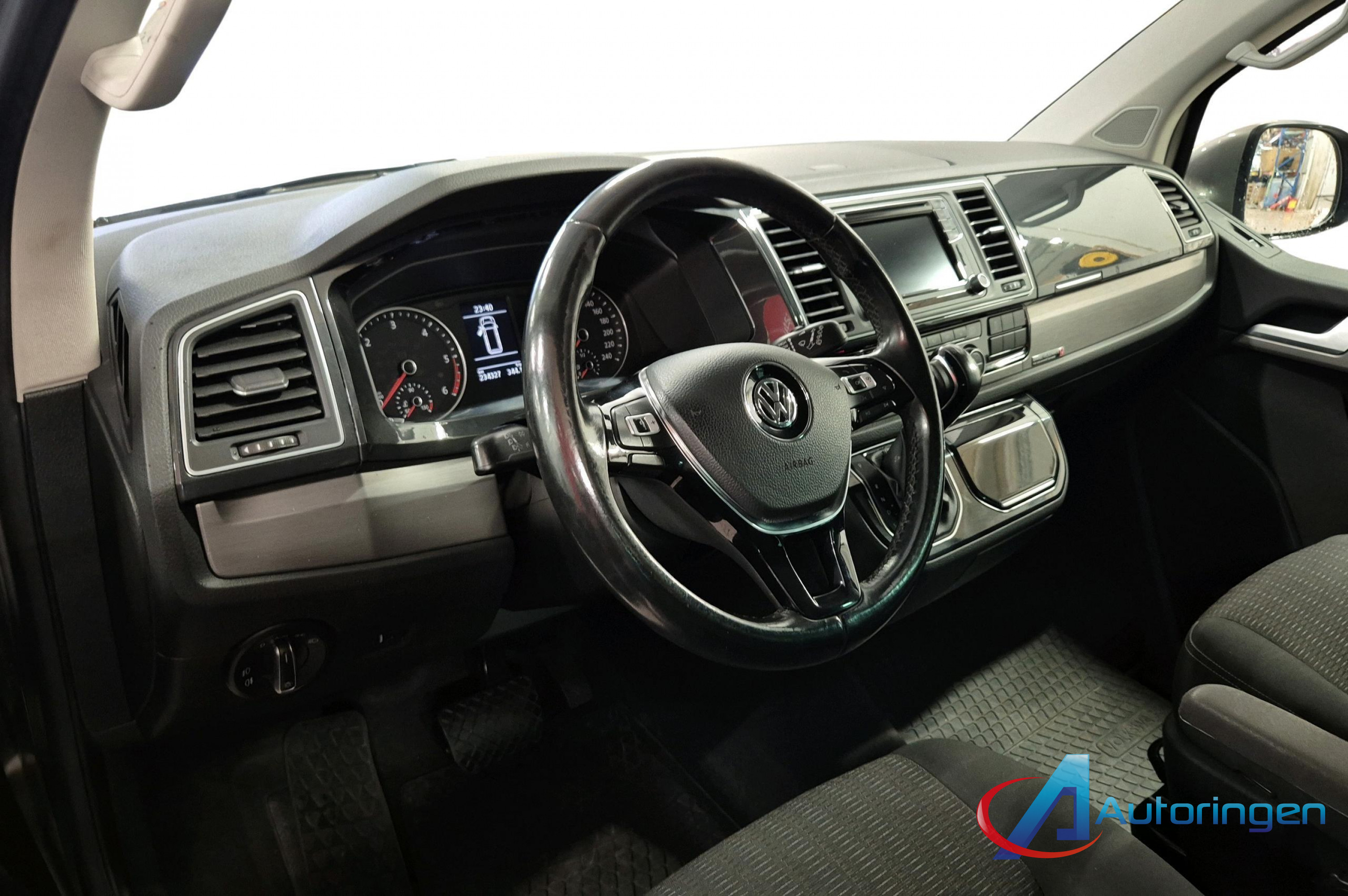 Volkswagen MULTIVAN 2017, дизель — фото 11 из 20