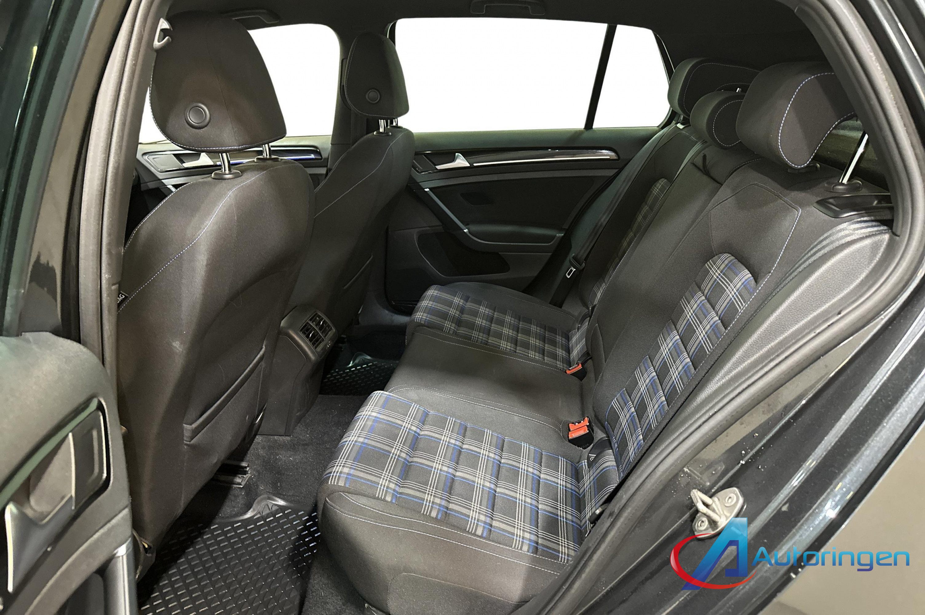 Volkswagen GOLF 2016, бензин — фото 10 из 17