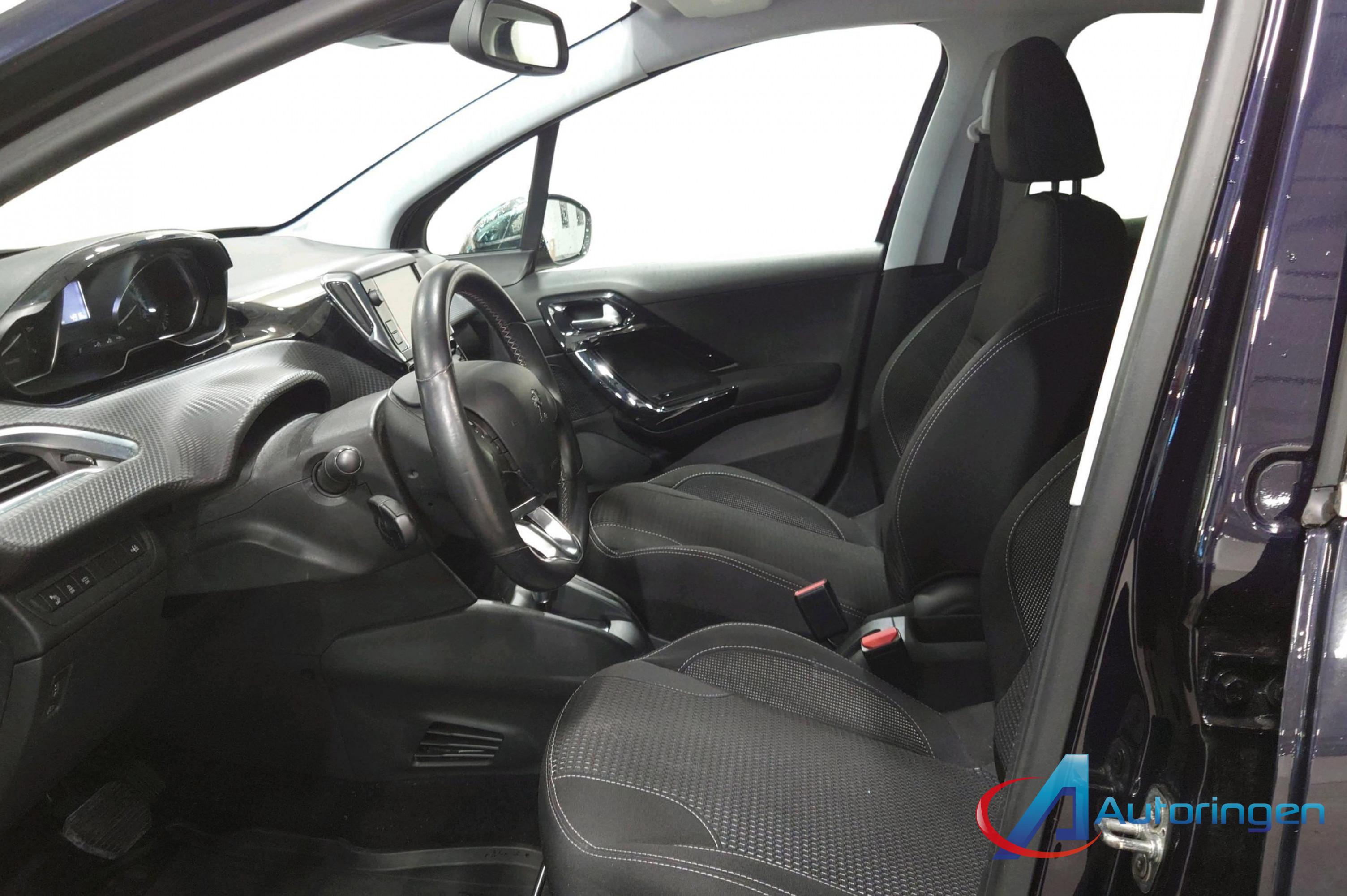 Peugeot 208 2015, бензин — фото 9 из 16
