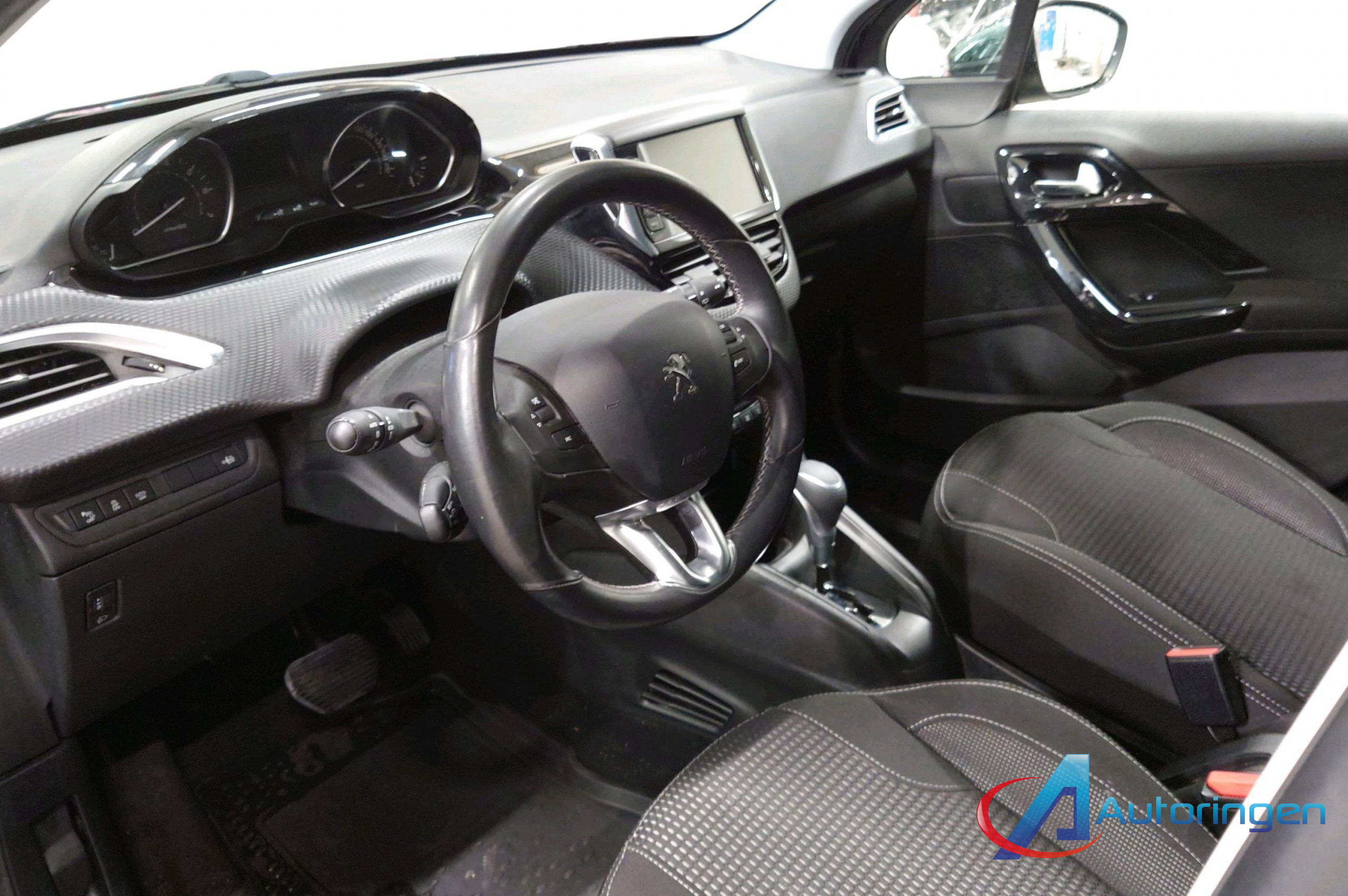 Peugeot 208 2015, бензин — фото 11 из 16