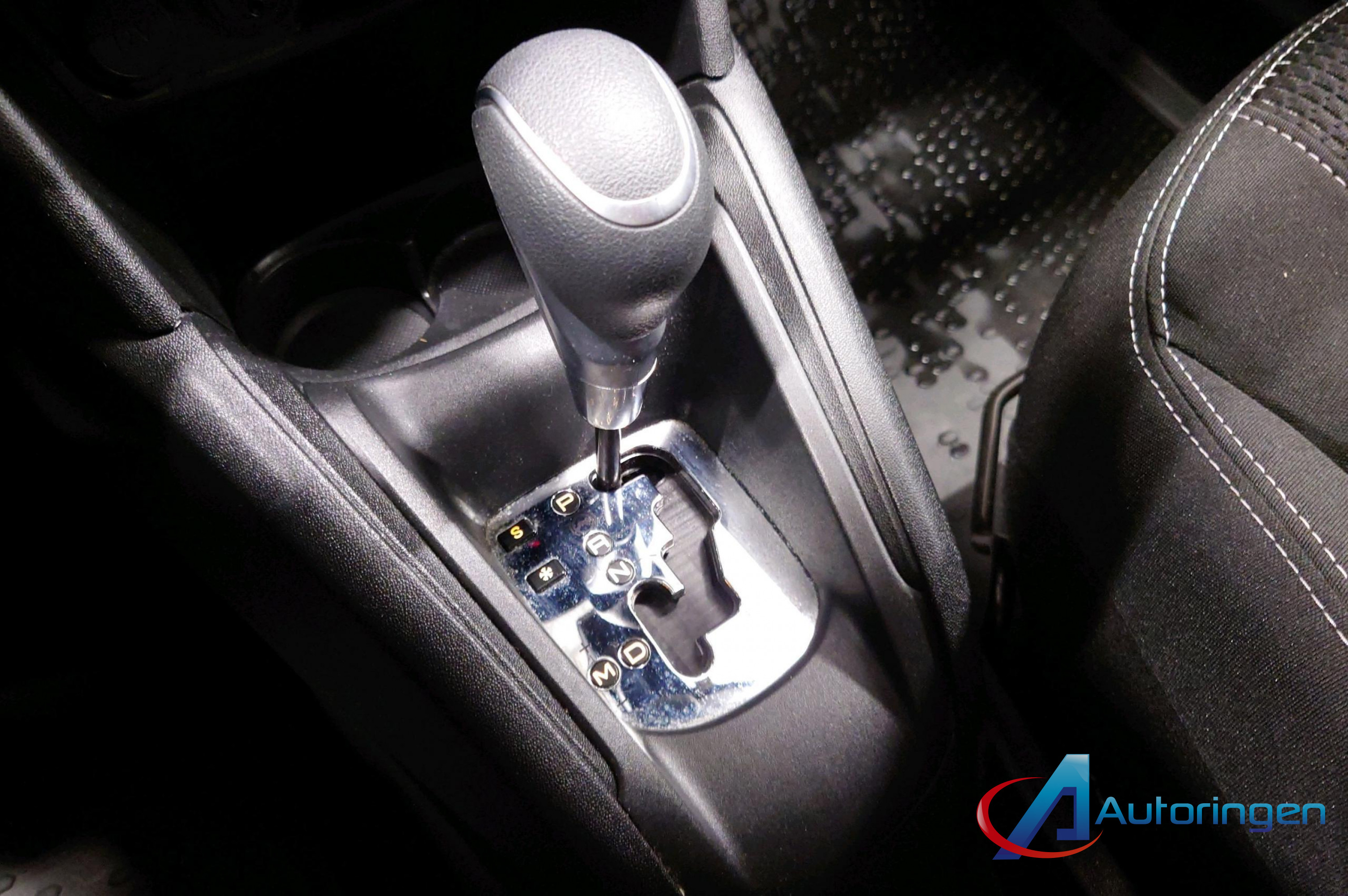 Peugeot 208 2015, бензин — фото 8 из 16