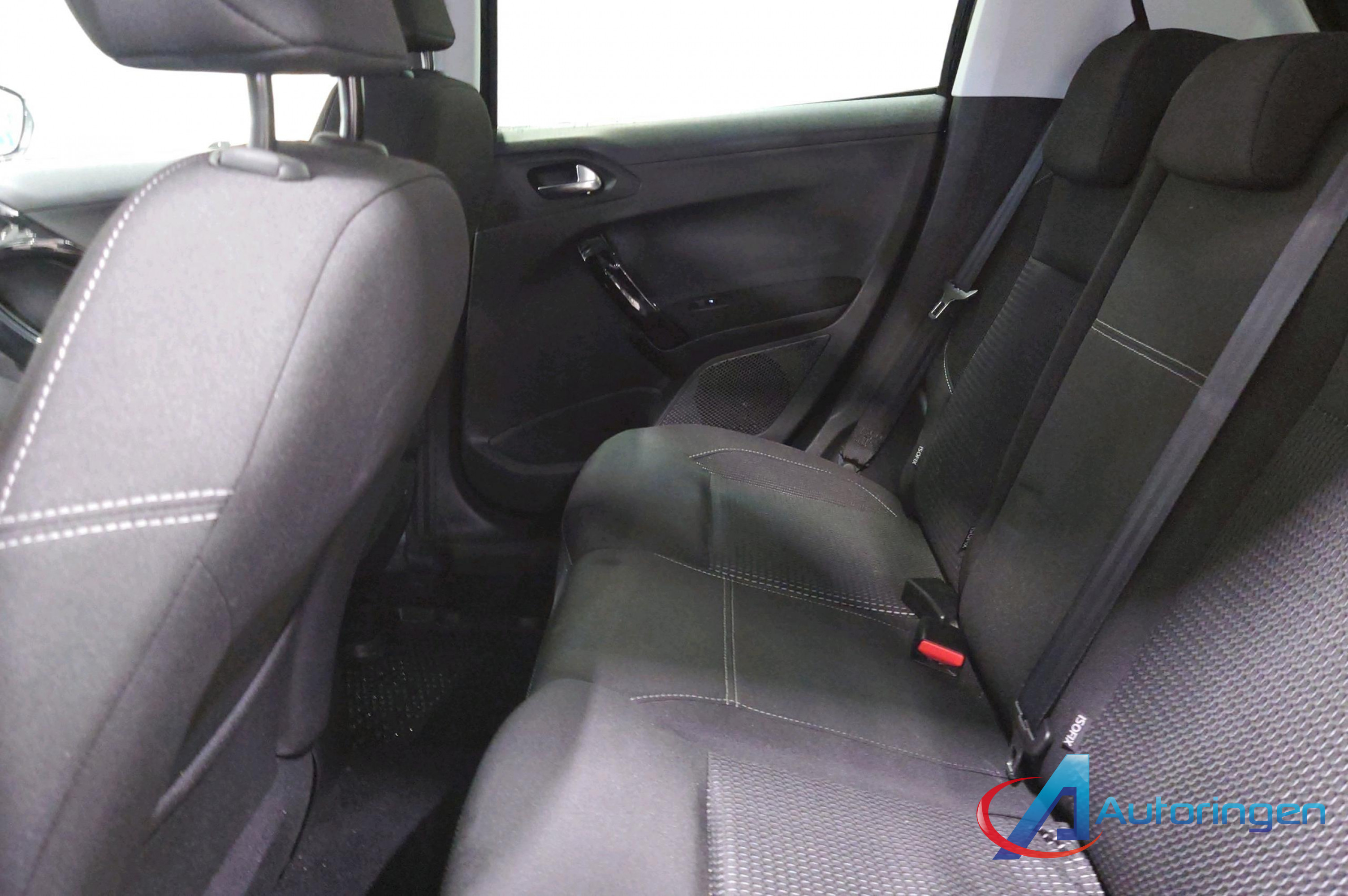 Peugeot 208 2015, бензин — фото 10 из 16