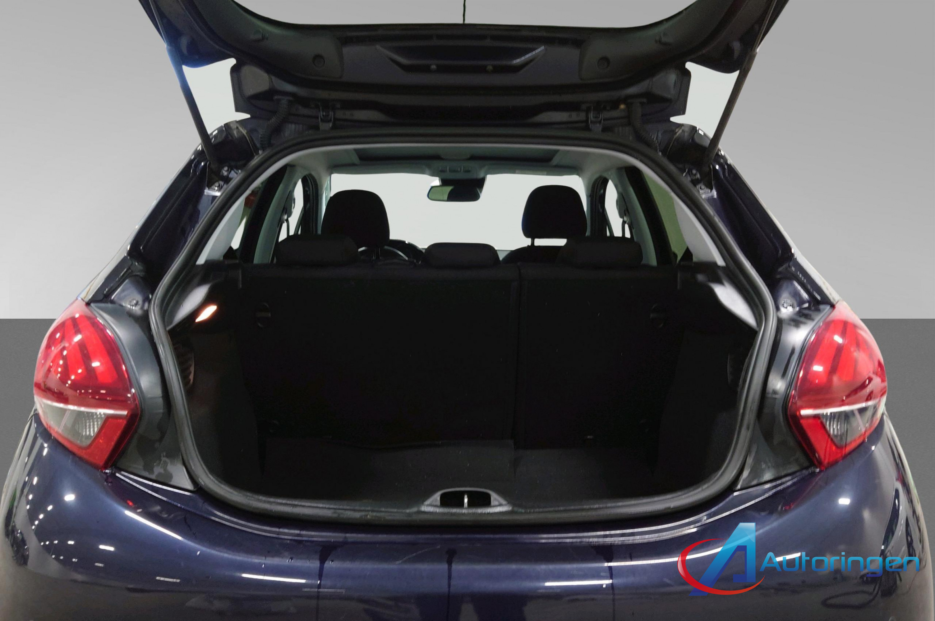 Peugeot 208 2015, бензин — фото 12 из 16