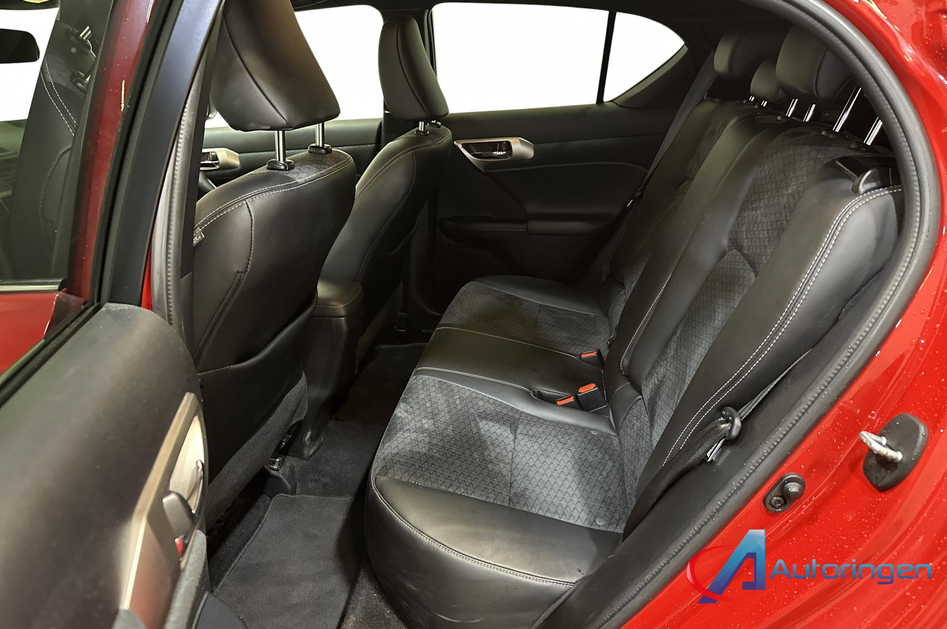 Lexus CT 200h 2016, petrol — photo 10 of 16