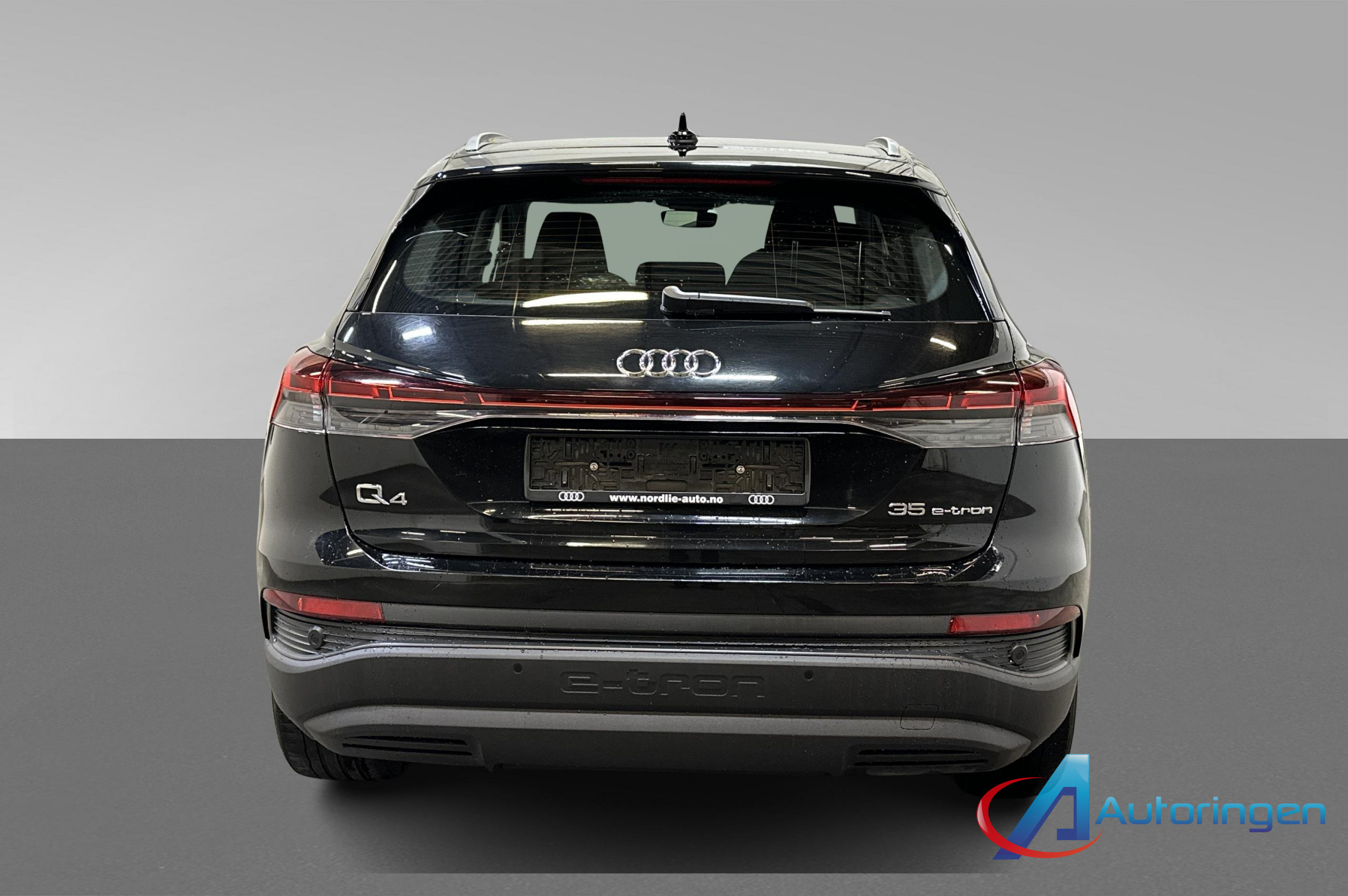 Audi Q4 2023, электро — фото 5 из 16