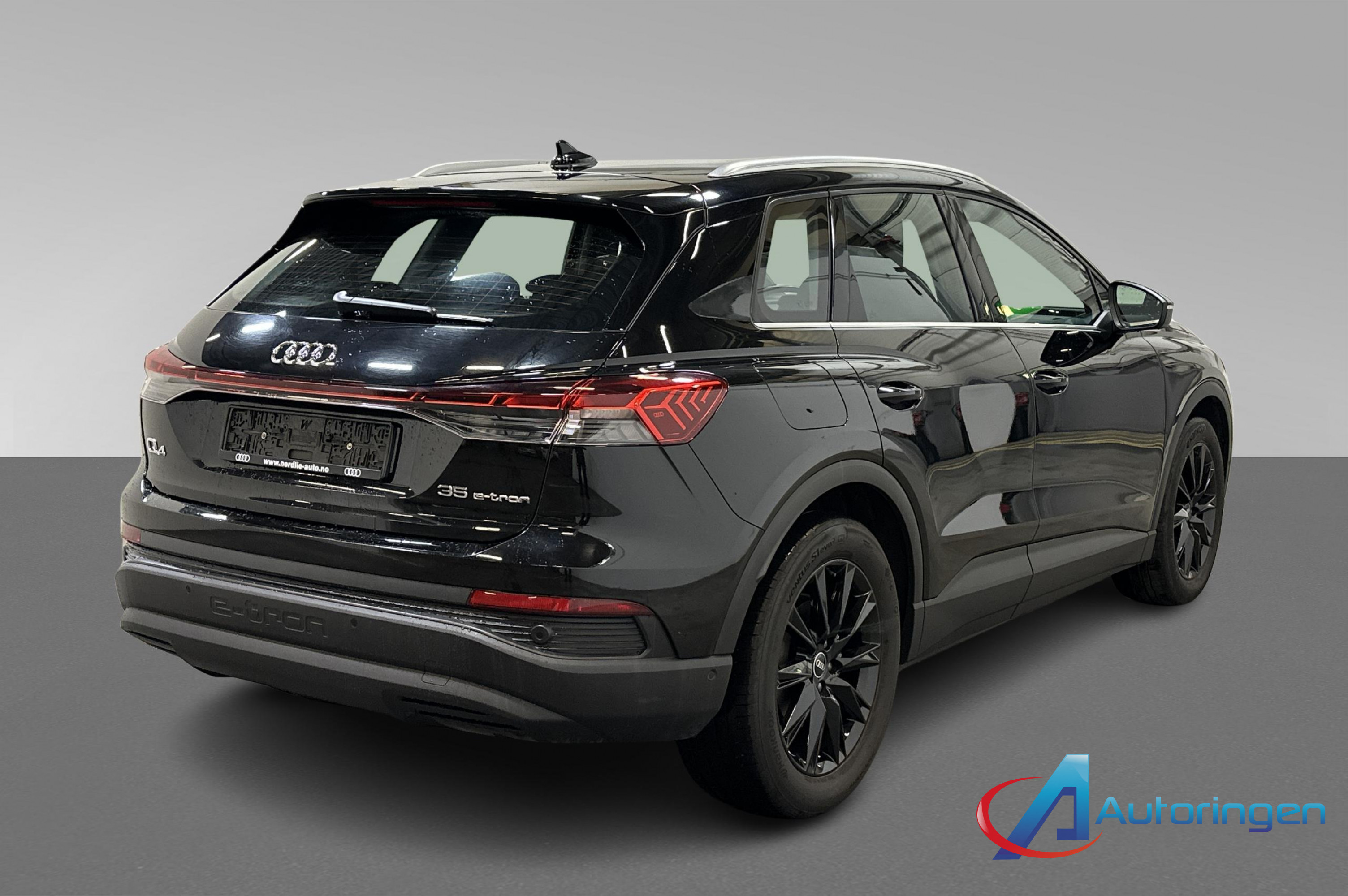 Audi Q4 2023, электро — фото 6 из 16