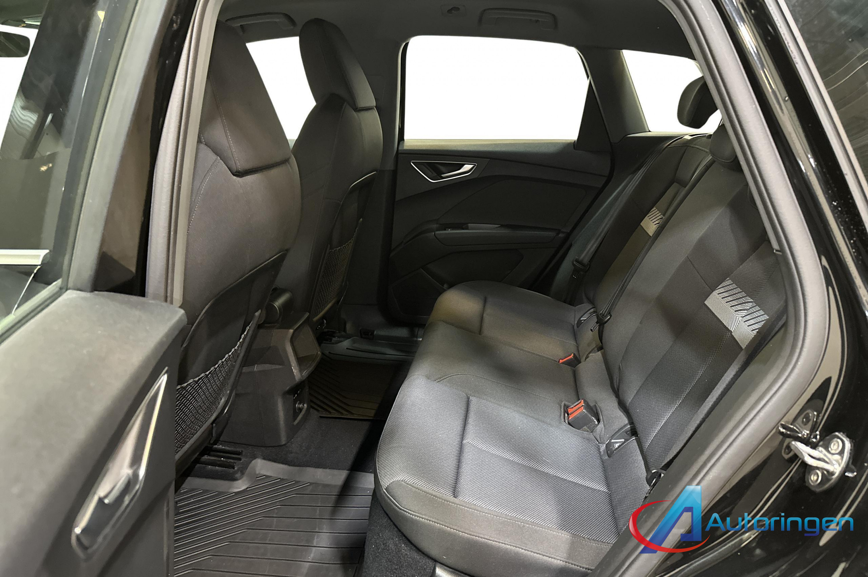Audi Q4 2023, электро — фото 10 из 16