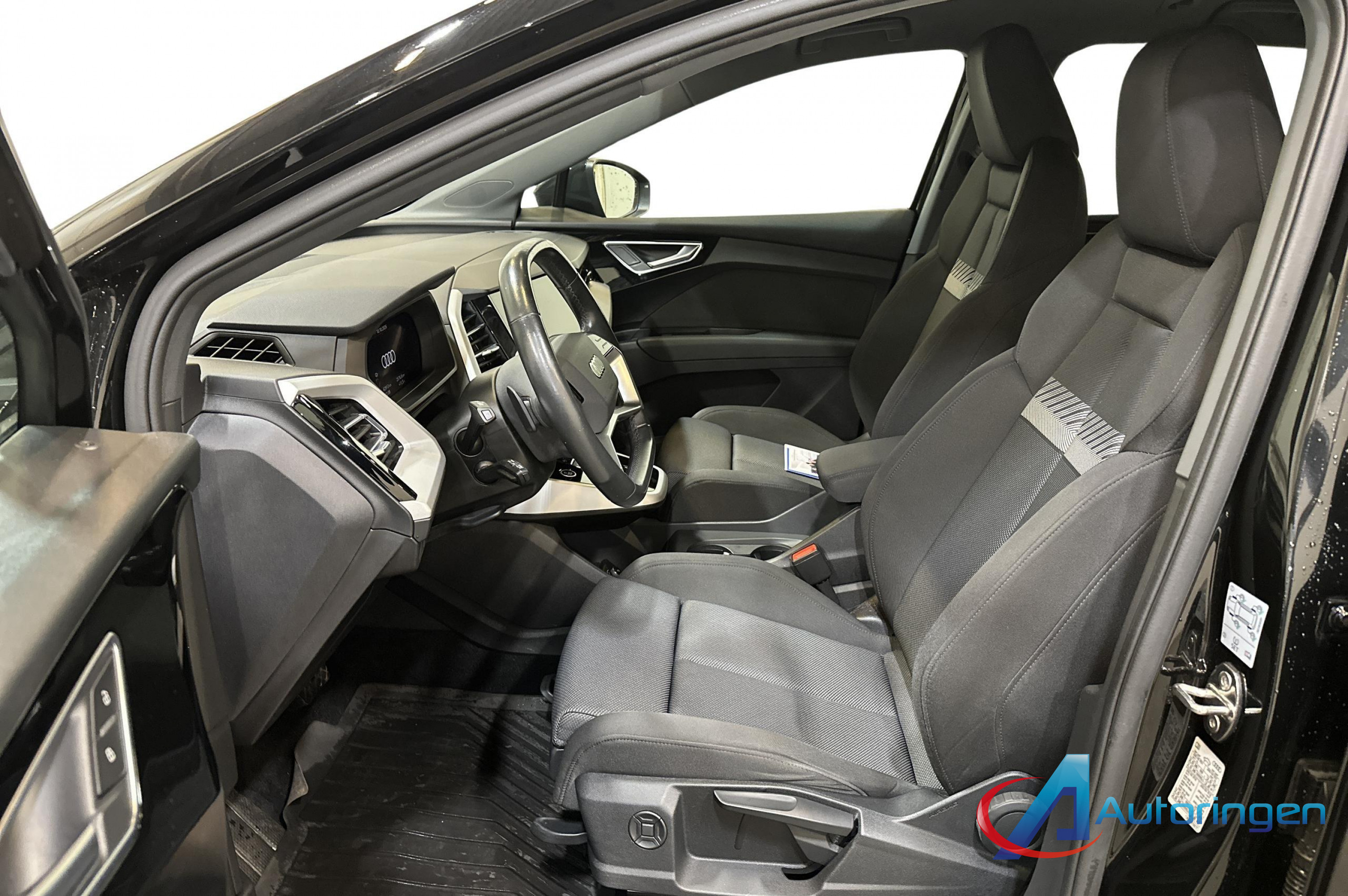Audi Q4 2023, электро — фото 9 из 16