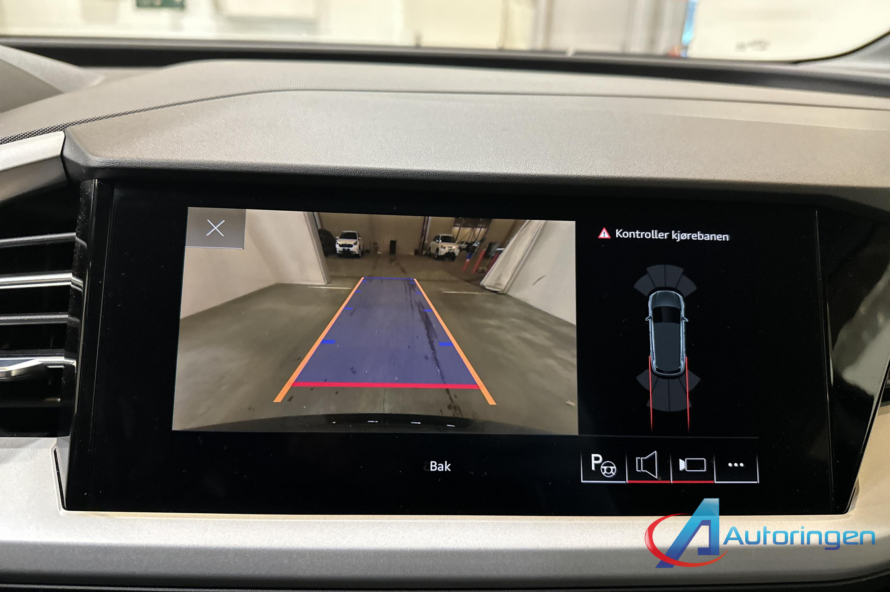 Audi Q4 2023, электро — фото 15 из 16