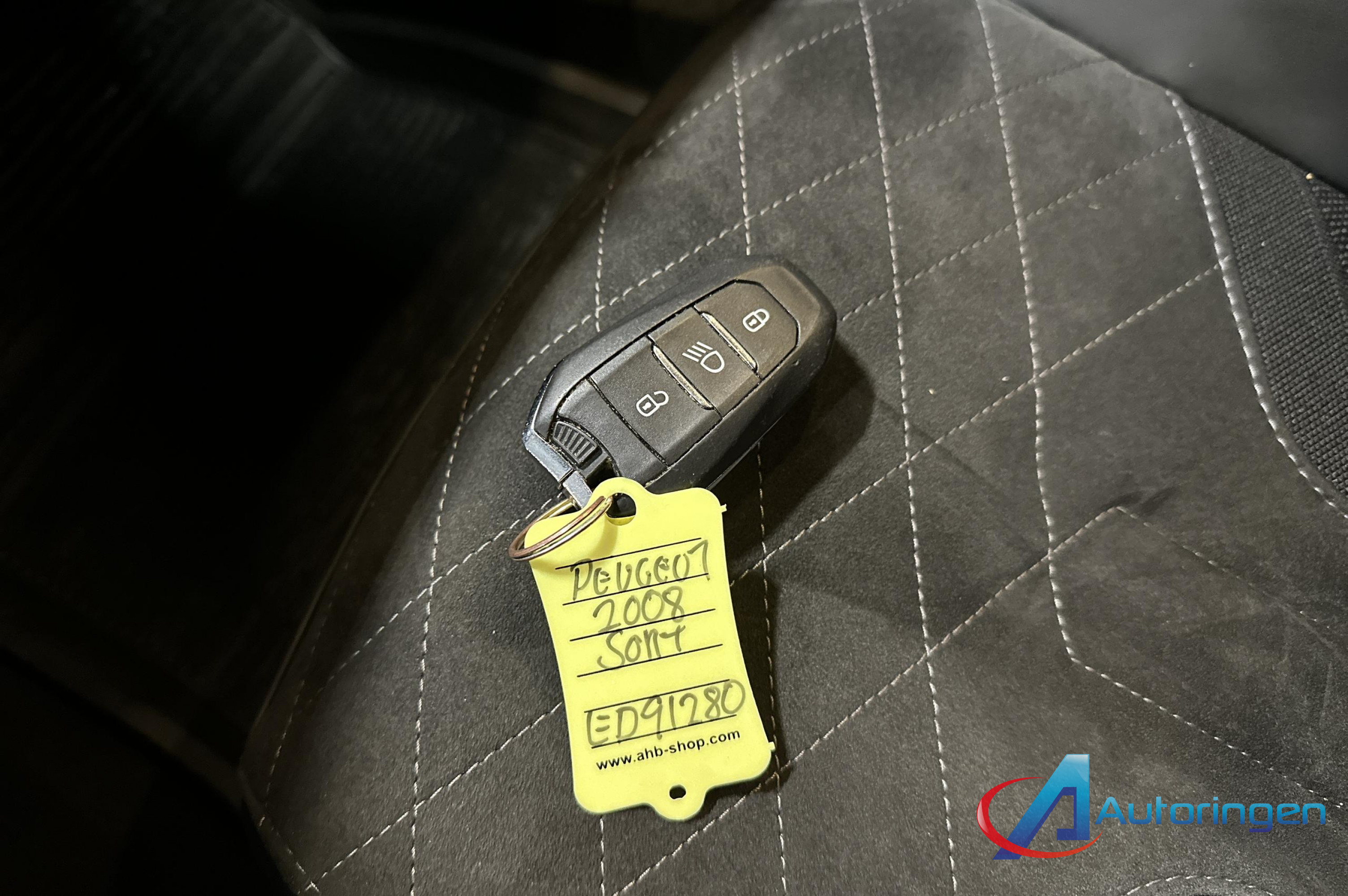 Peugeot E-2008 2022, електро — фото 15 з 17