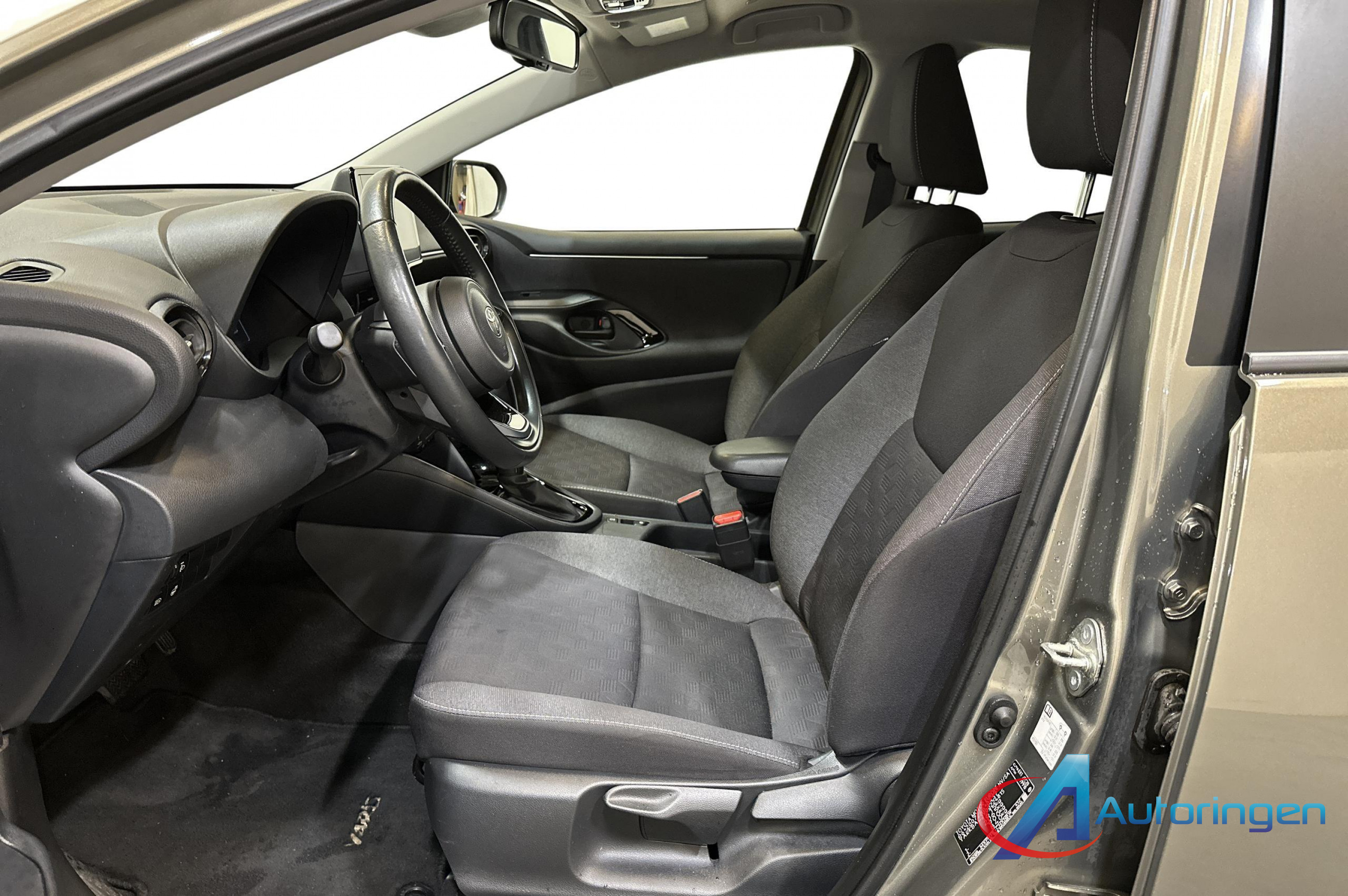 Toyota YARIS 2024, бензин — фото 9 из 14