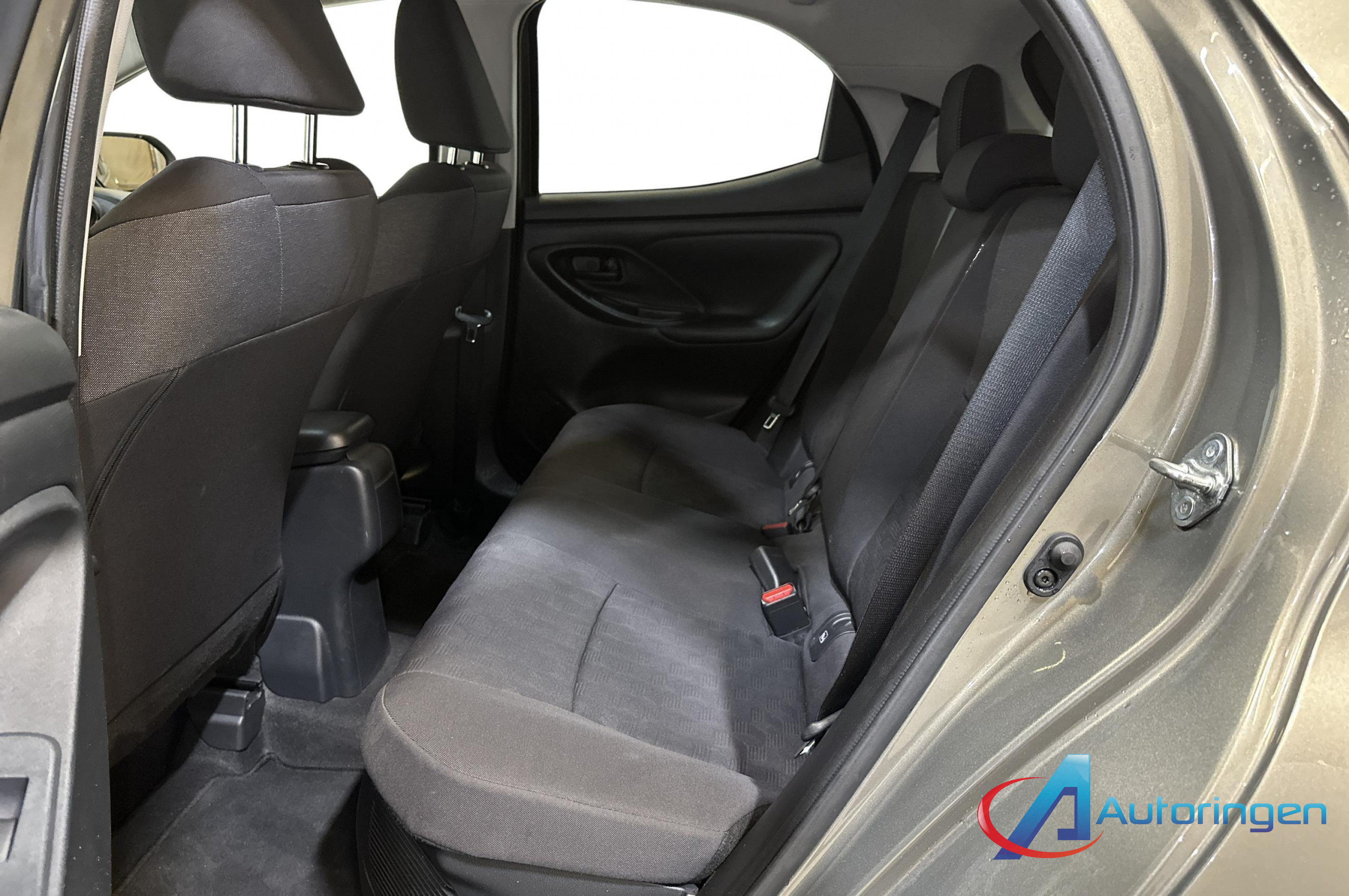 Toyota YARIS 2024, бензин — фото 10 из 14