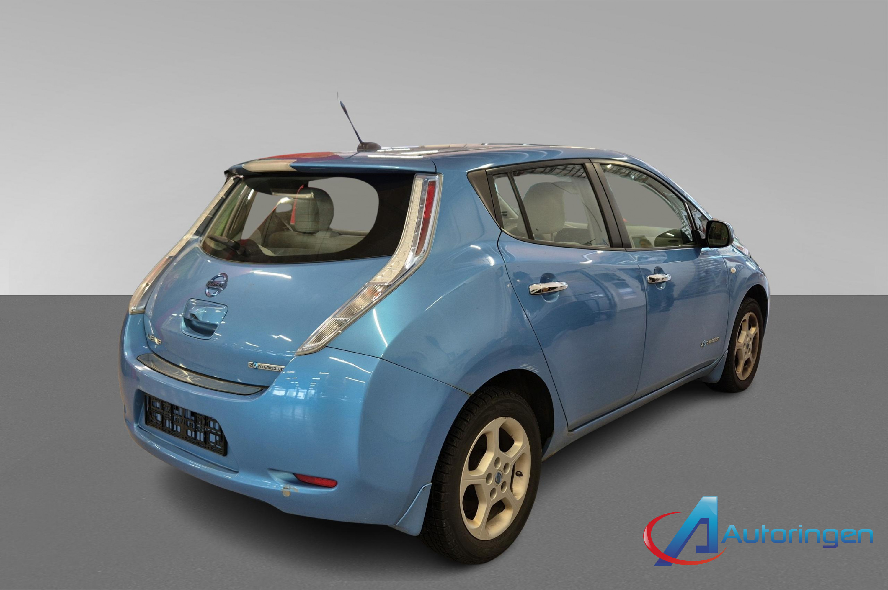 Nissan LEAF 2012, электро — фото 6 из 19