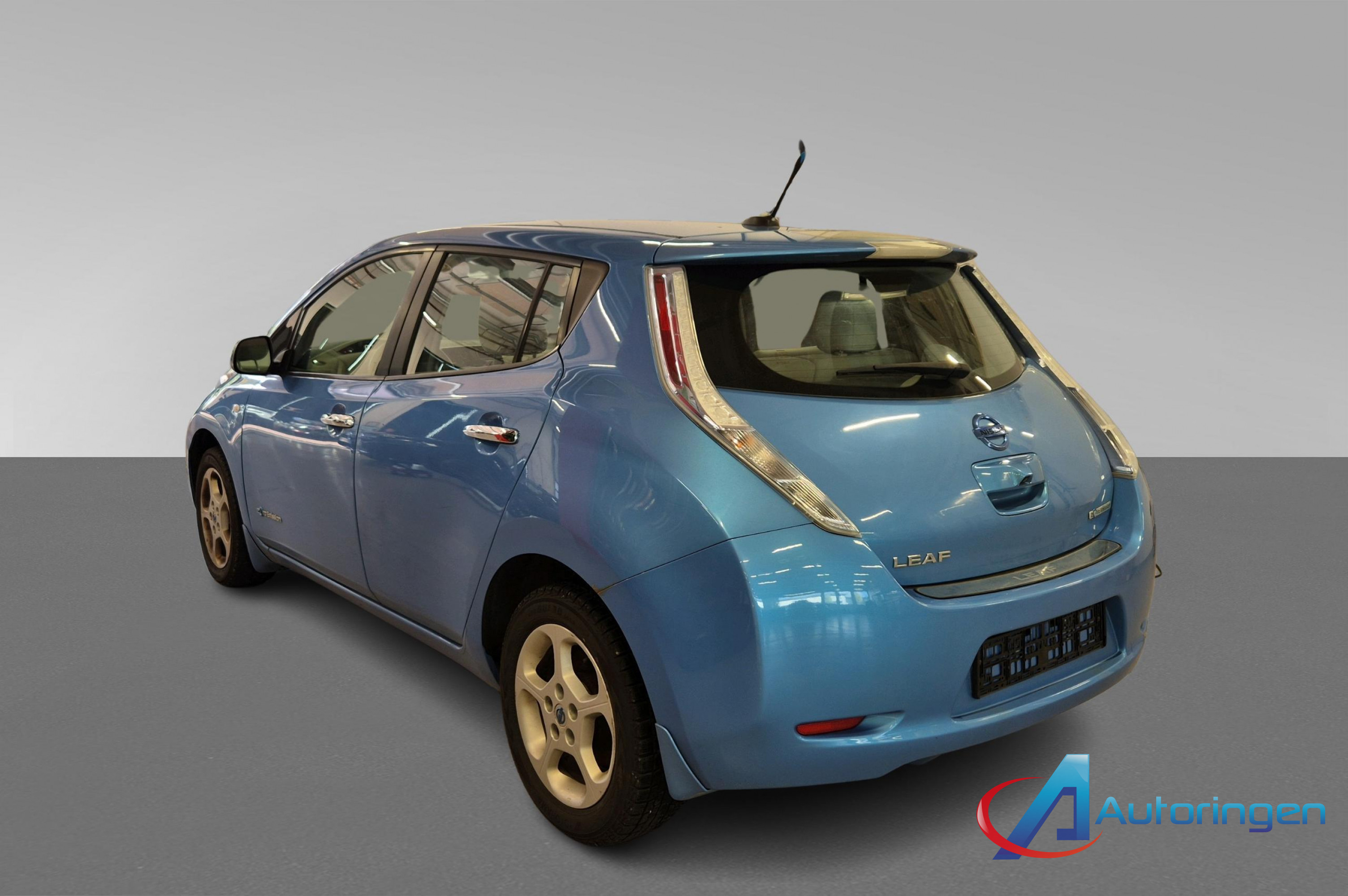 Nissan LEAF 2012, электро — фото 4 из 19