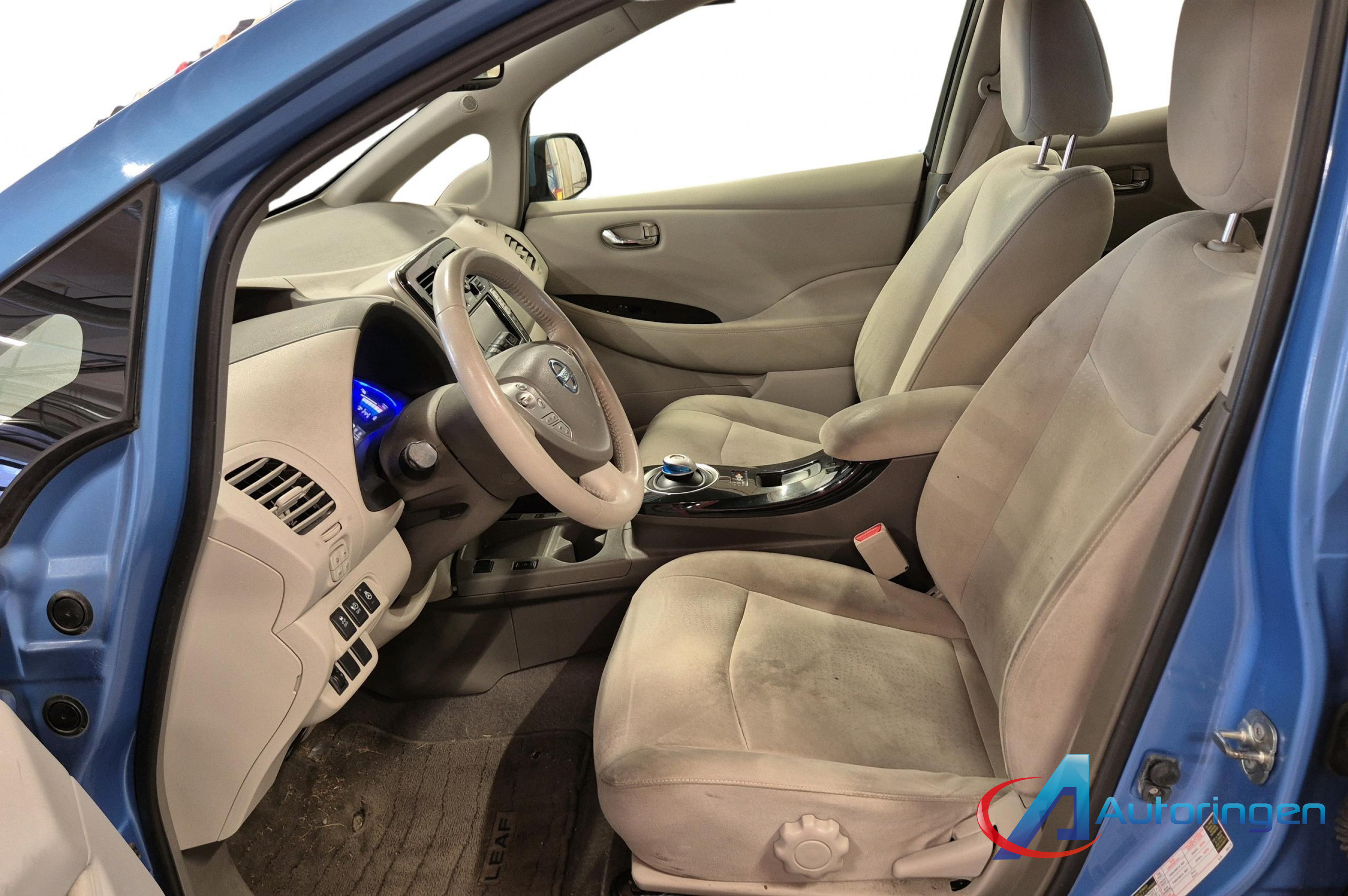 Nissan LEAF 2012, электро — фото 9 из 19