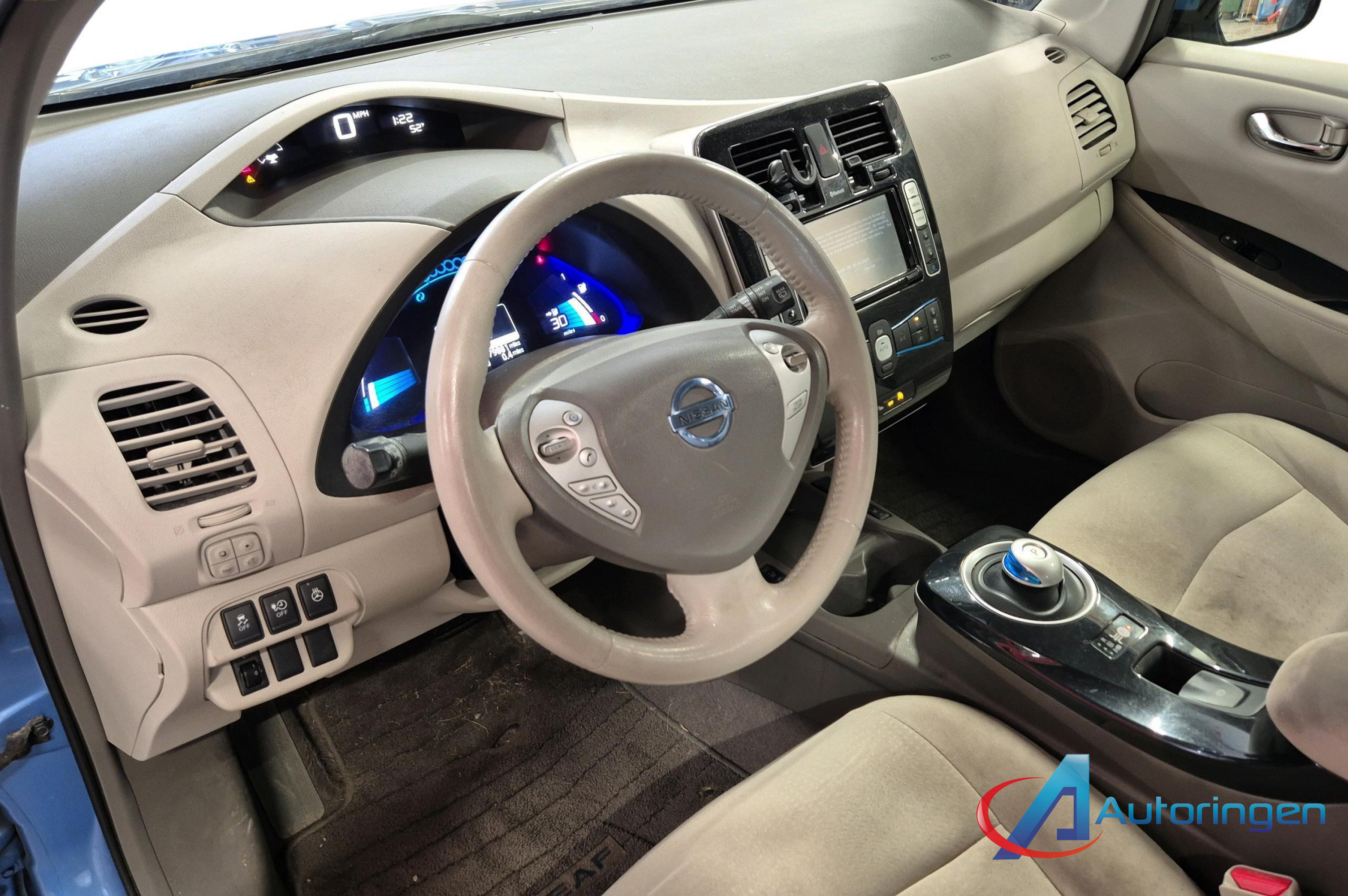 Nissan LEAF 2012, электро — фото 11 из 19