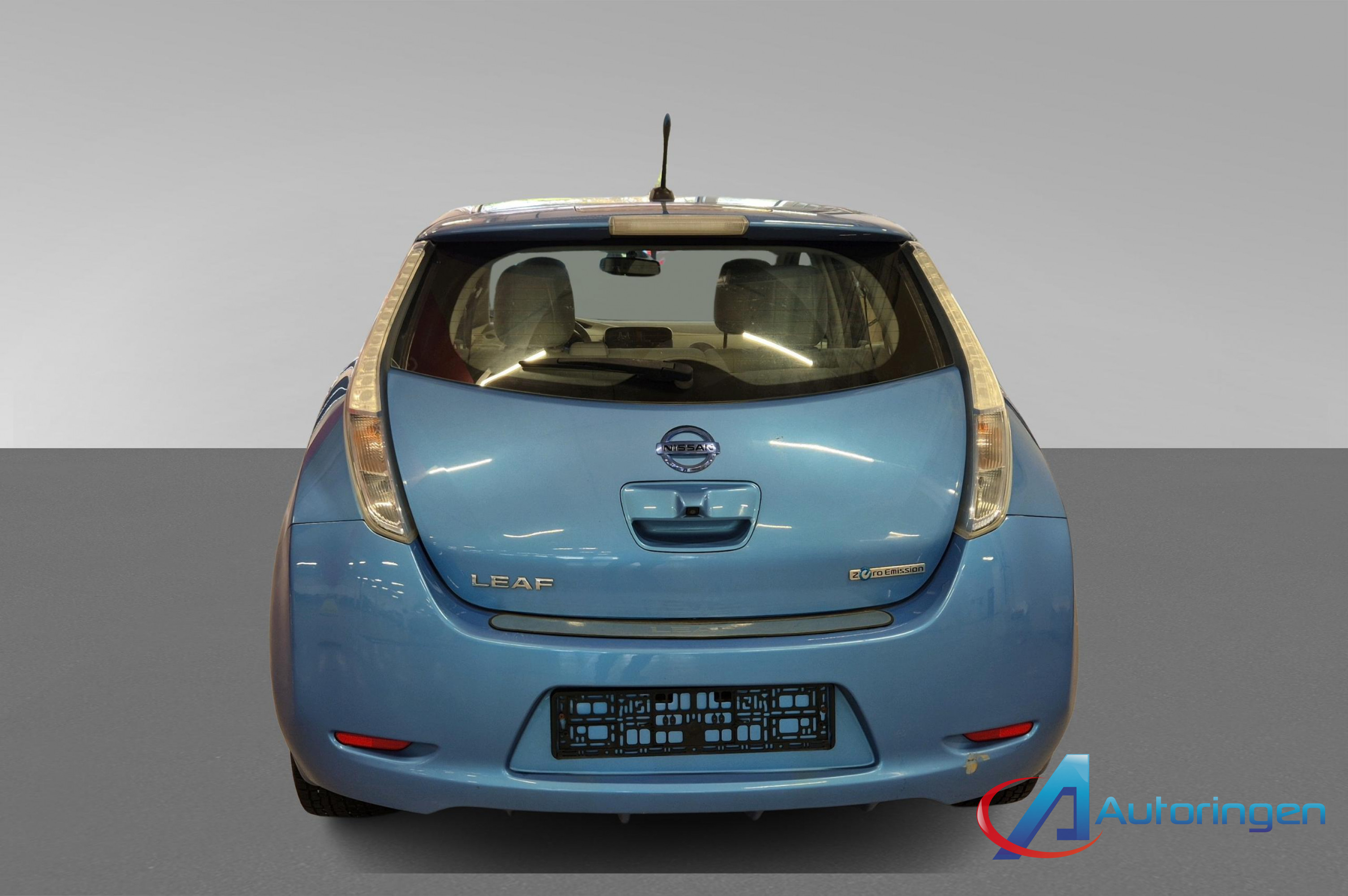 Nissan LEAF 2012, электро — фото 5 из 19