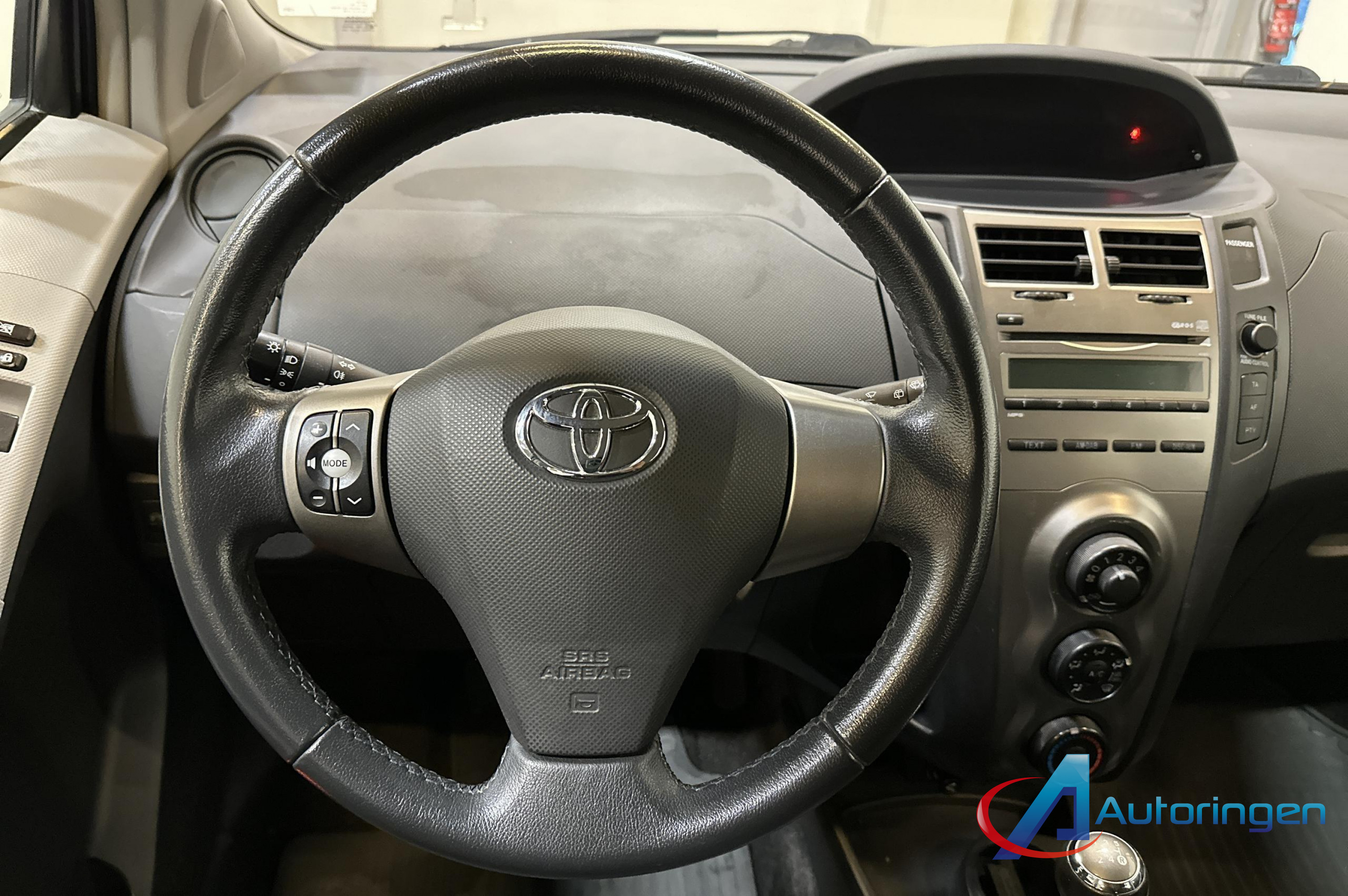 Toyota YARIS 2009, petrol — photo 8 of 18