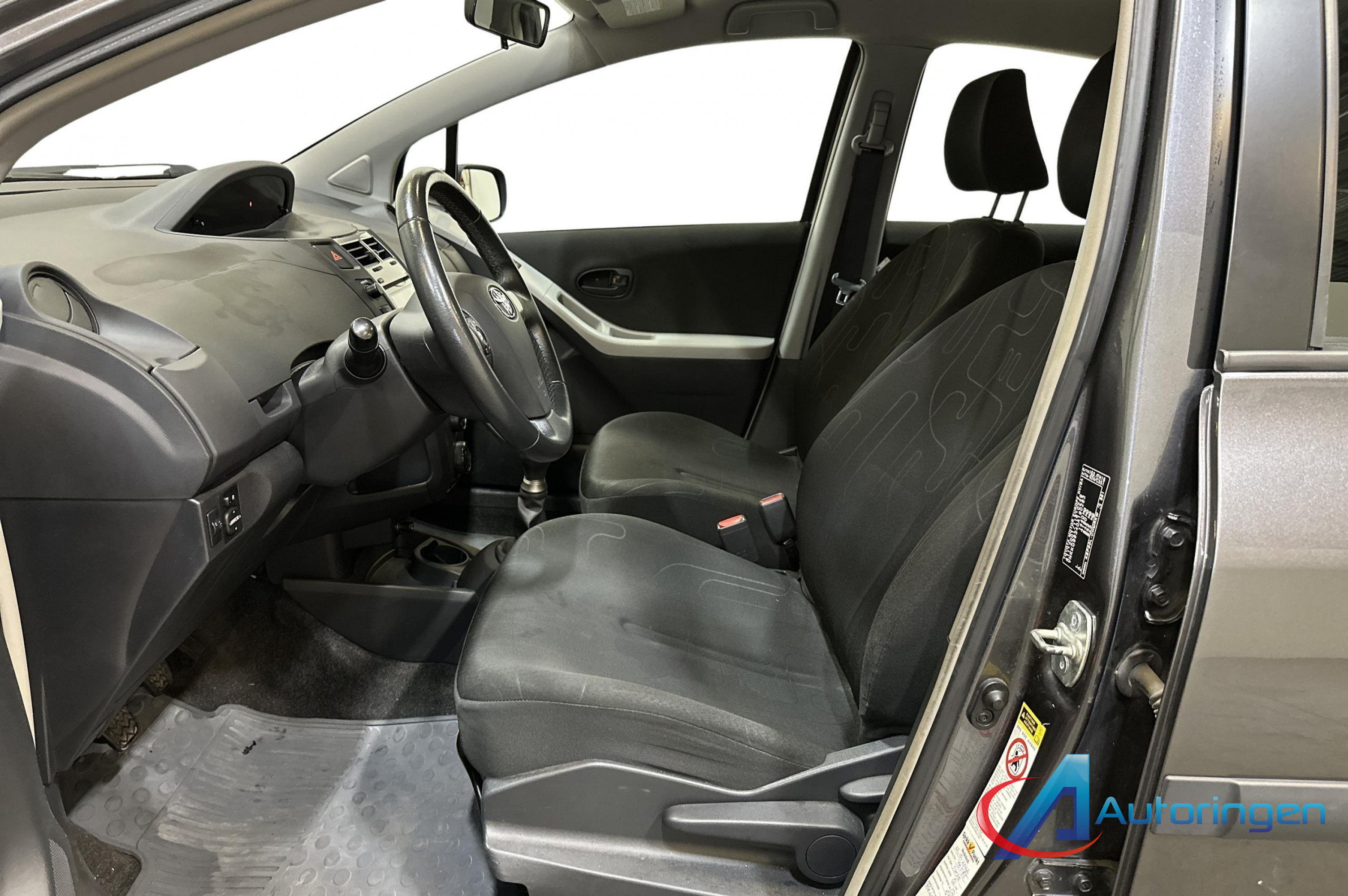 Toyota YARIS 2009, petrol — photo 9 of 18
