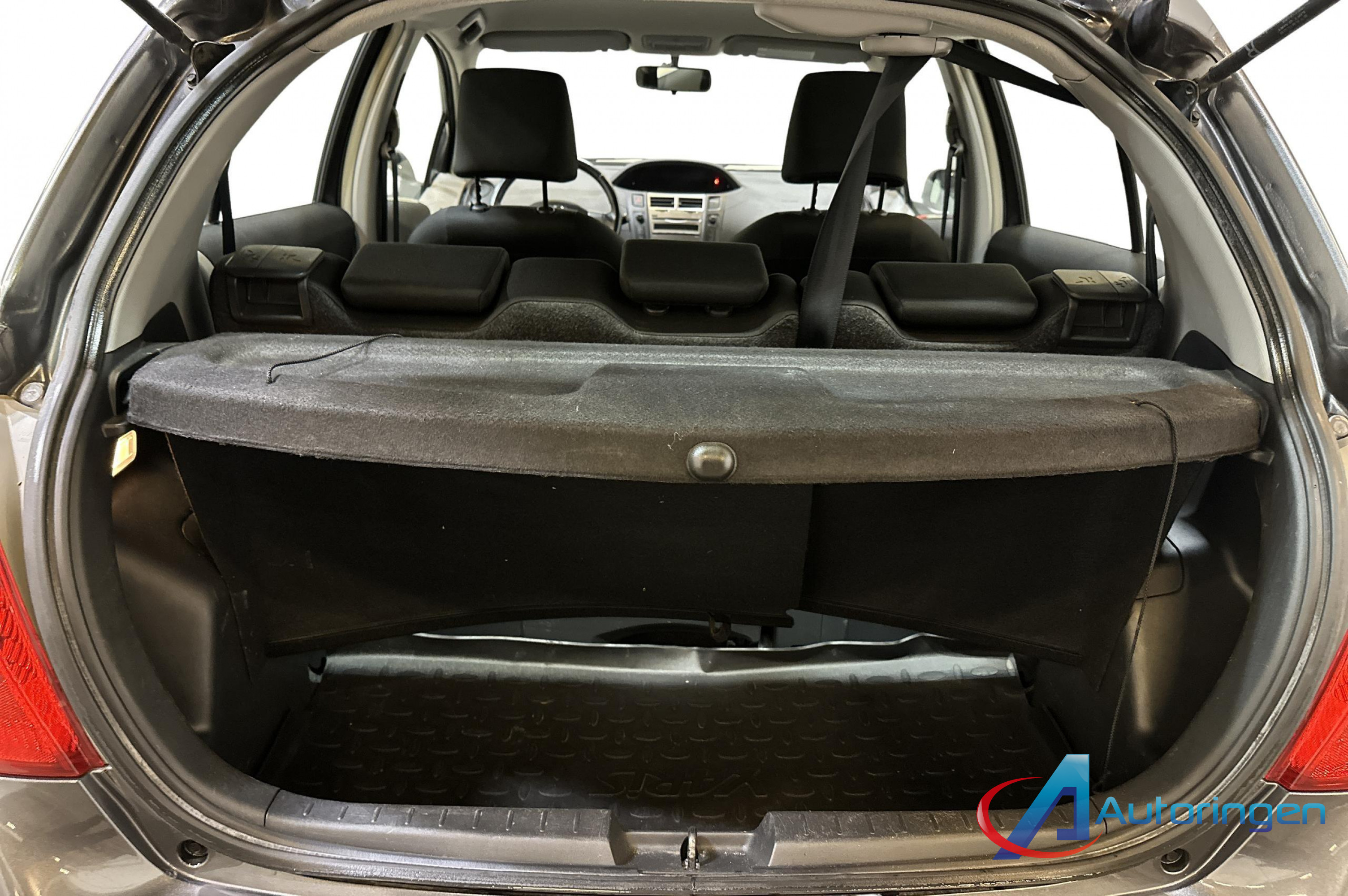 Toyota YARIS 2009, petrol — photo 11 of 18
