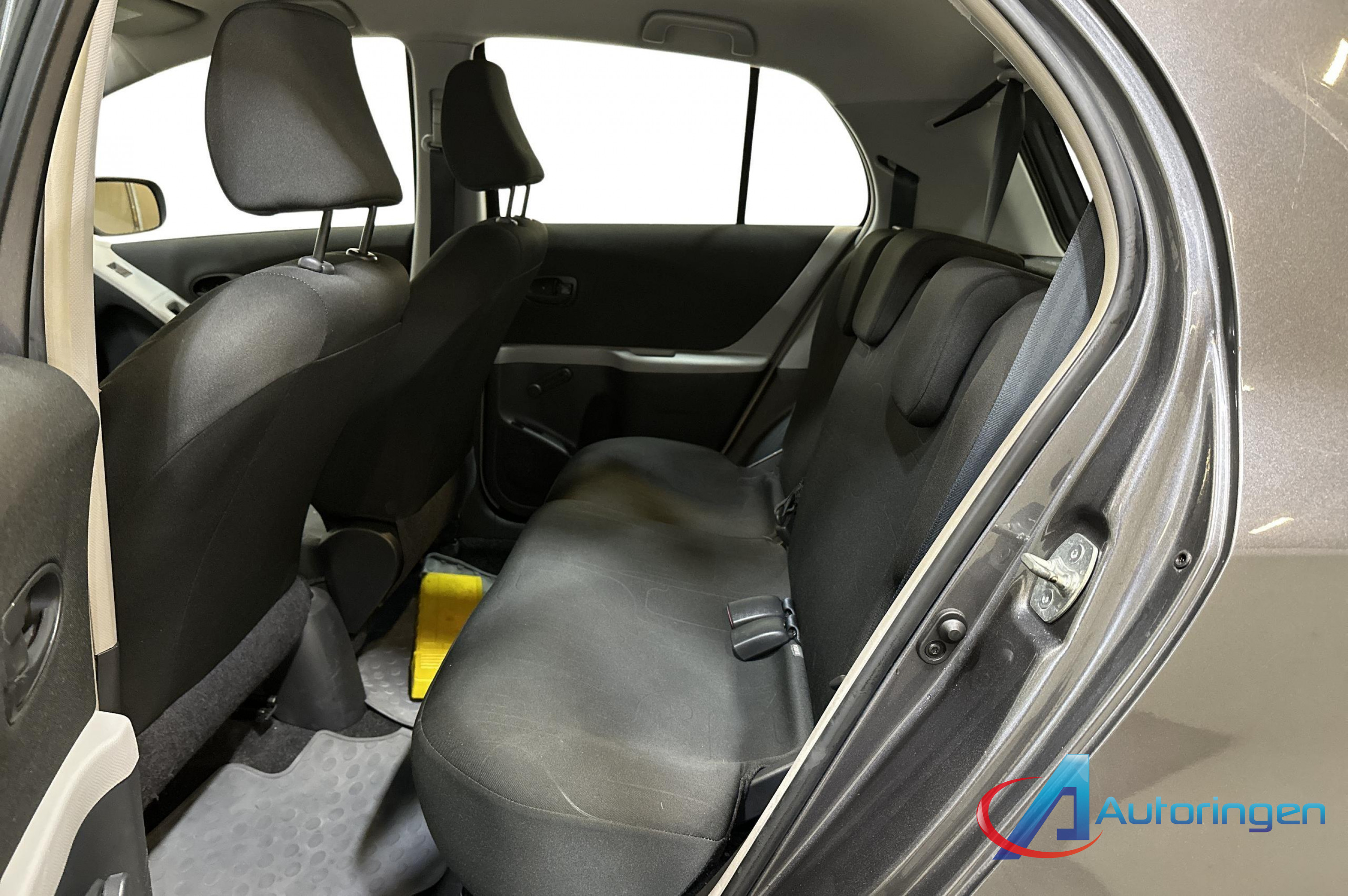 Toyota YARIS 2009, petrol — photo 10 of 18