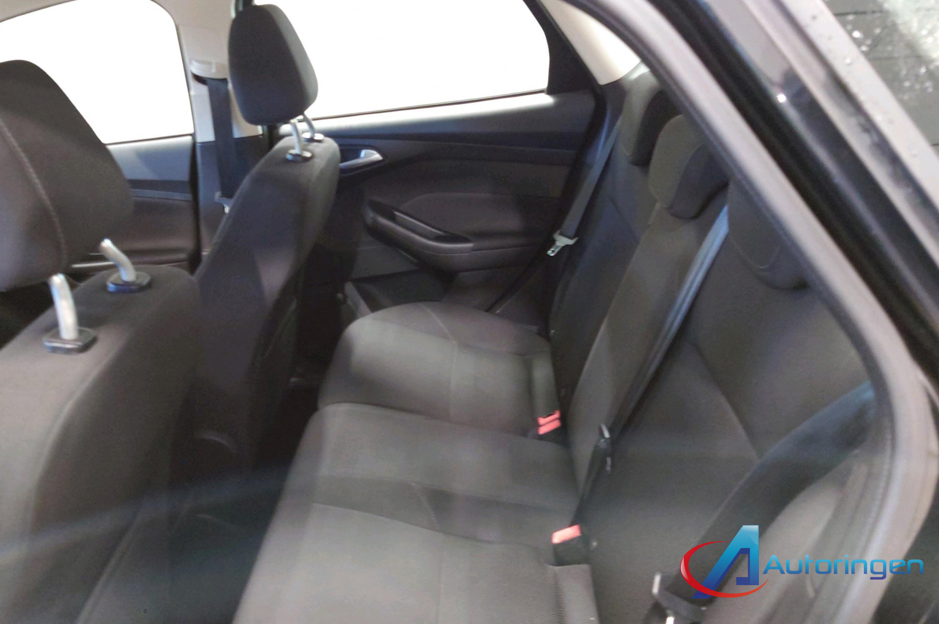 Ford Focus 2015, бензин — фото 10 из 14
