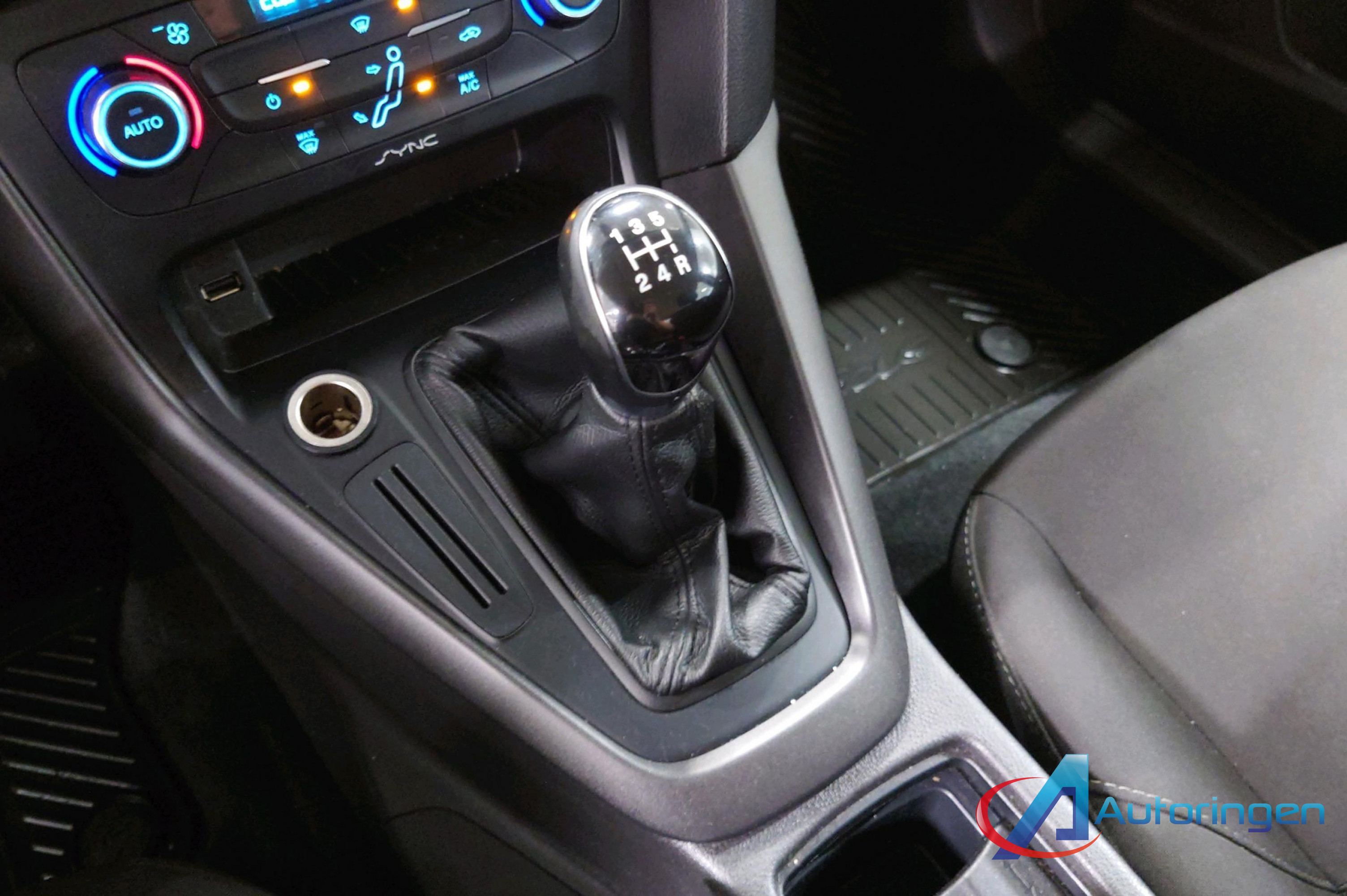 Ford Focus 2015, бензин — фото 8 из 14