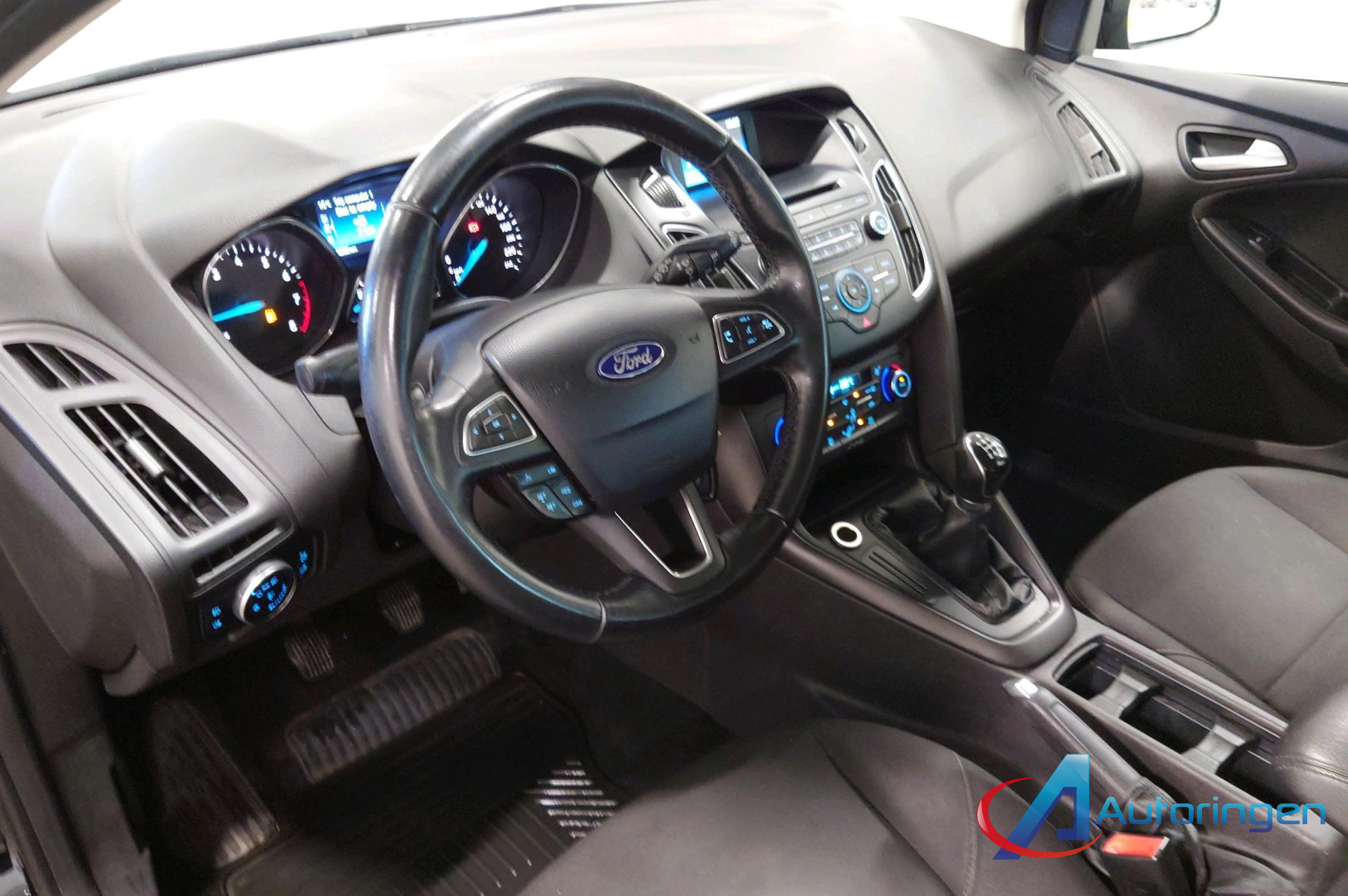 Ford Focus 2015, бензин — фото 11 из 14
