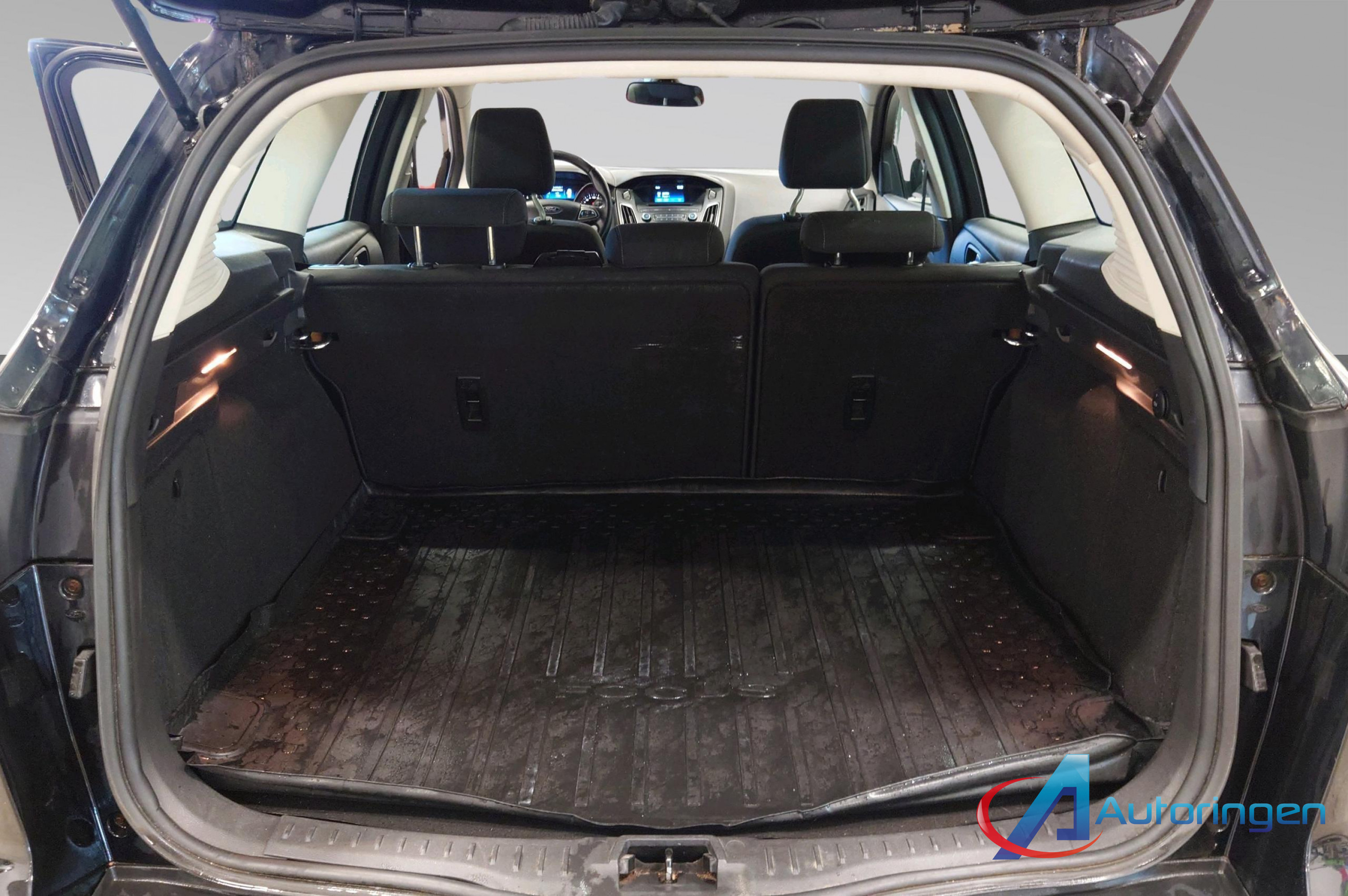 Ford Focus 2015, бензин — фото 12 из 14