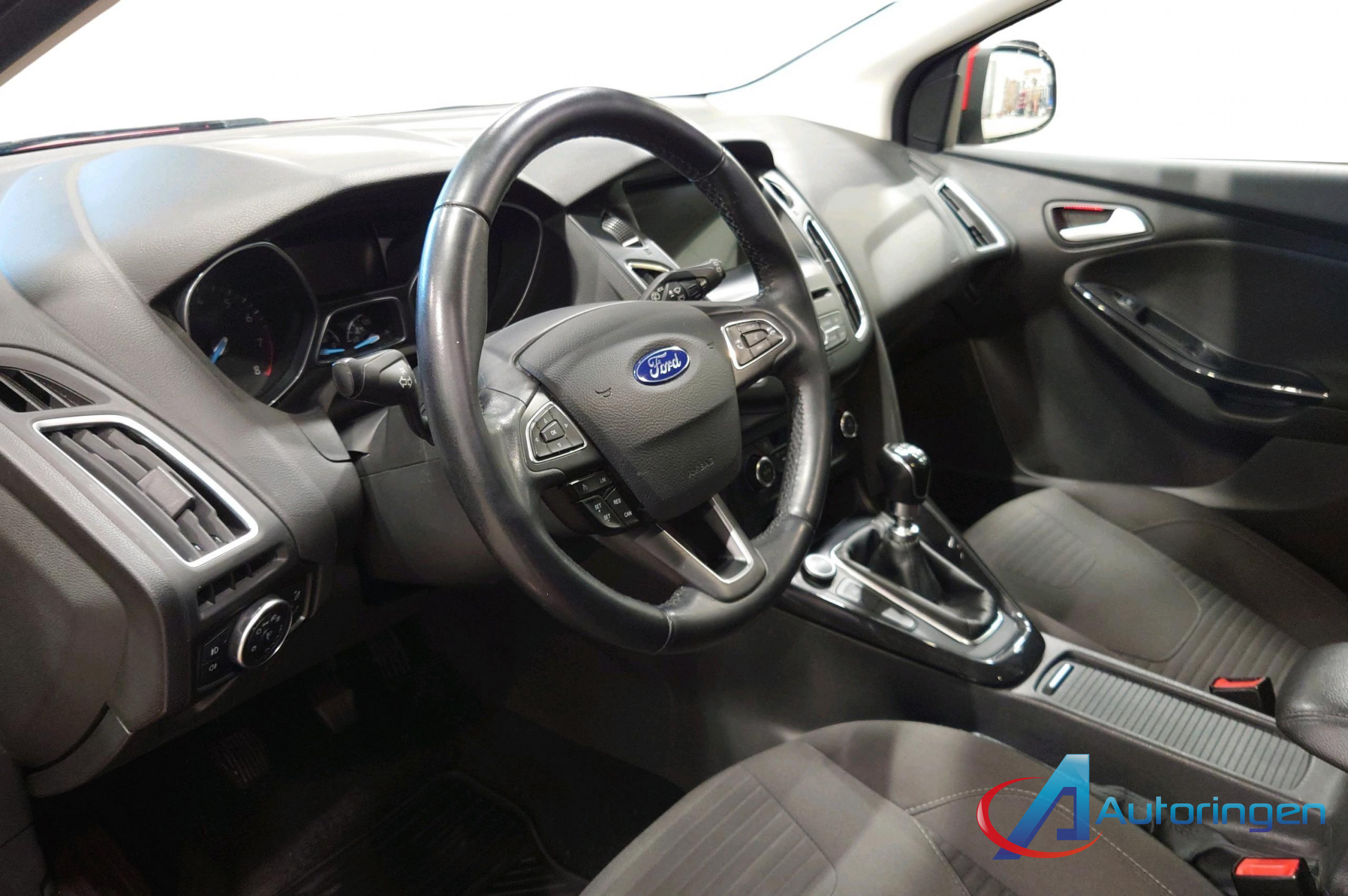 Ford Focus 2017, бензин — фото 11 из 20