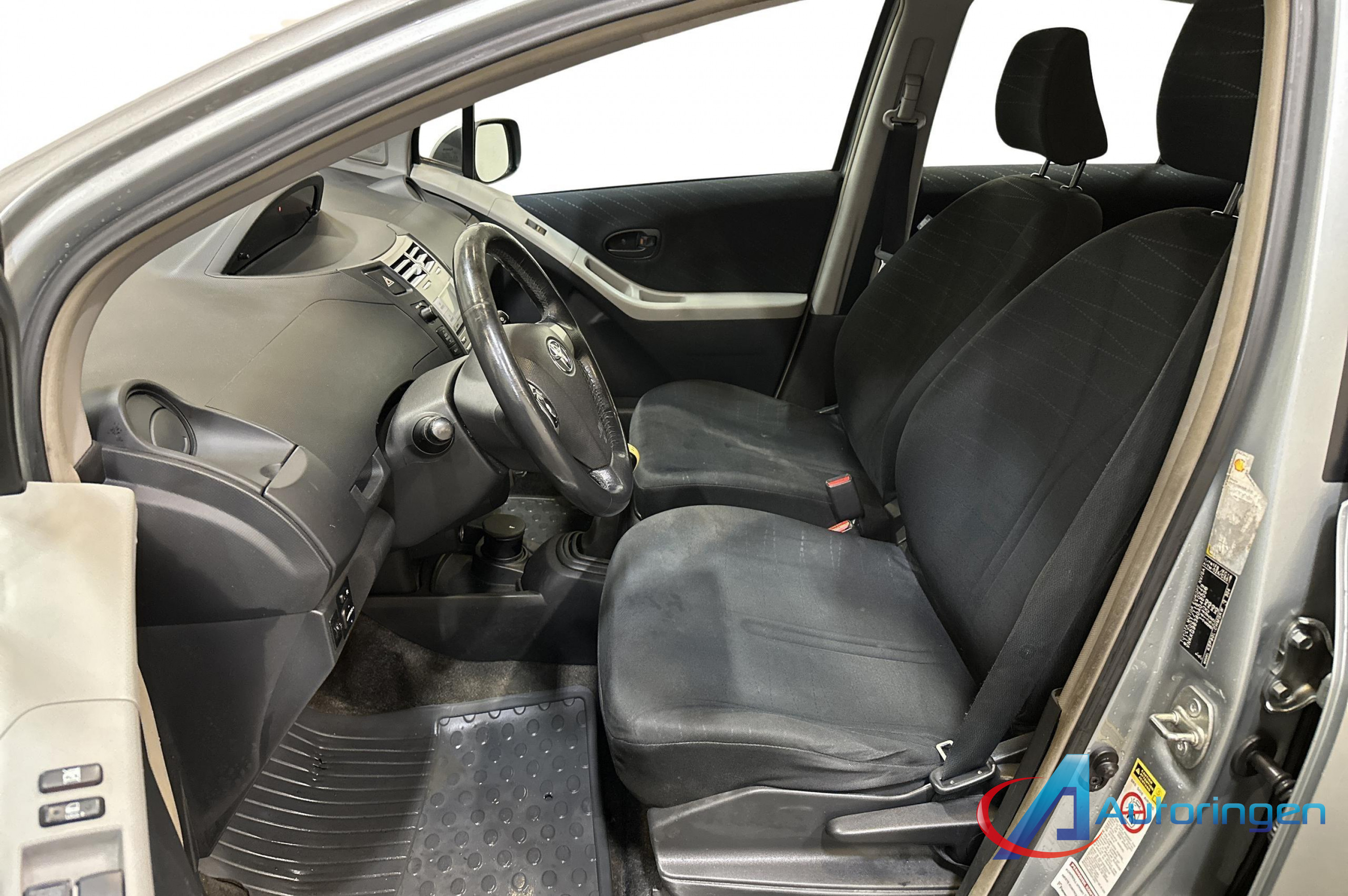 Toyota YARIS 2007, бензин — фото 9 из 23