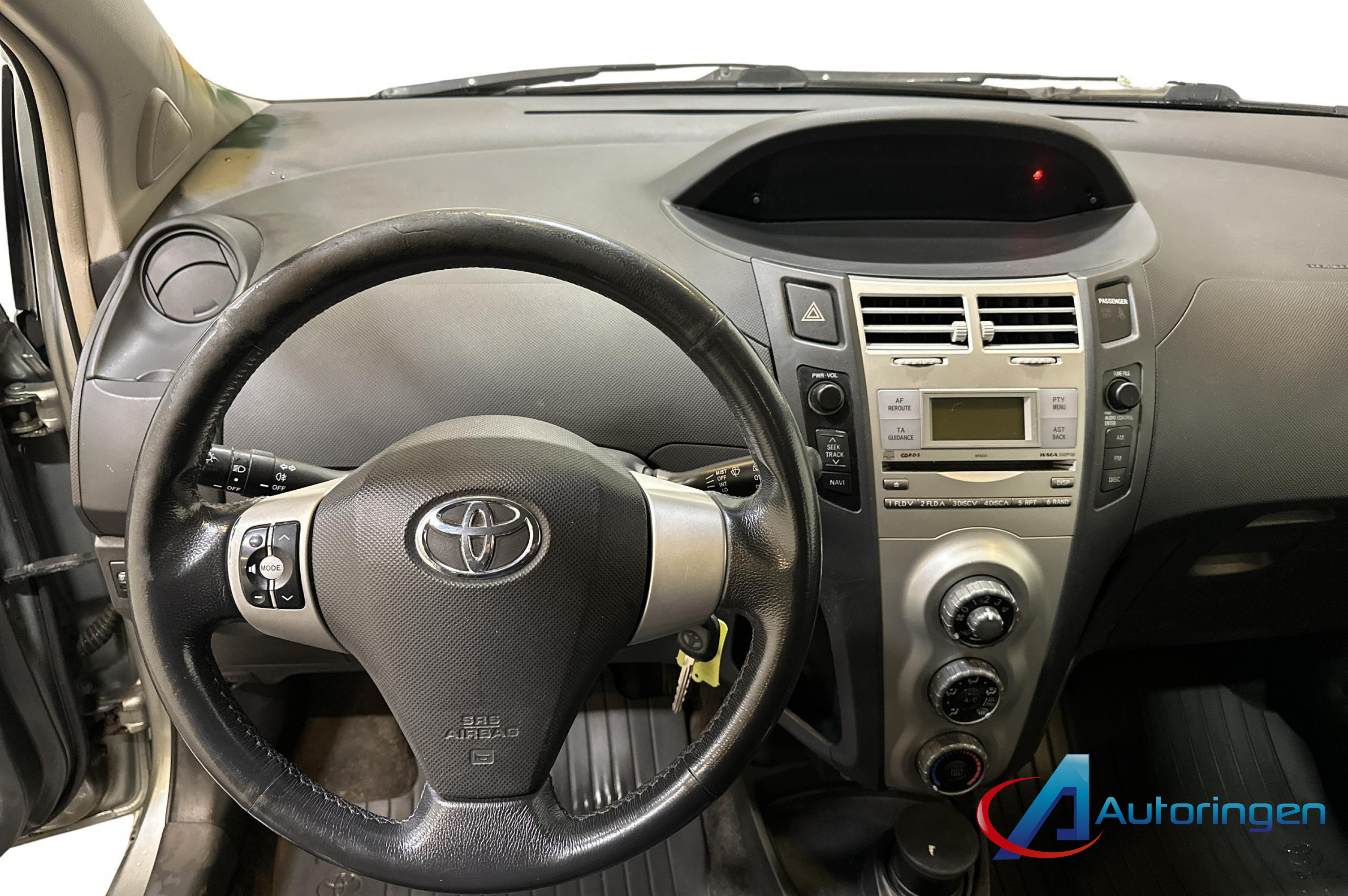 Toyota YARIS 2007, бензин — фото 8 из 23
