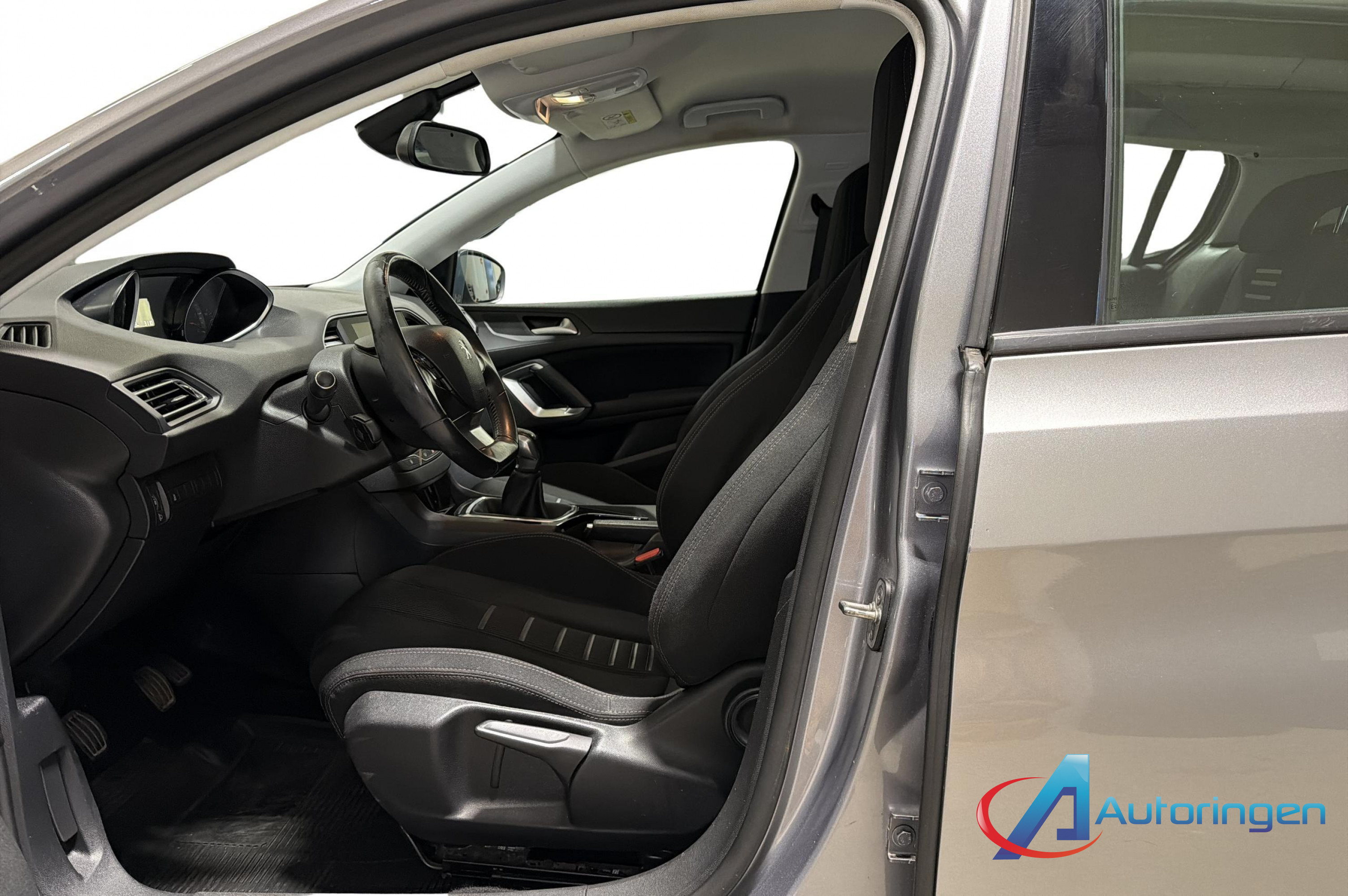 Peugeot 308 2015, diesel — photo 9 of 16