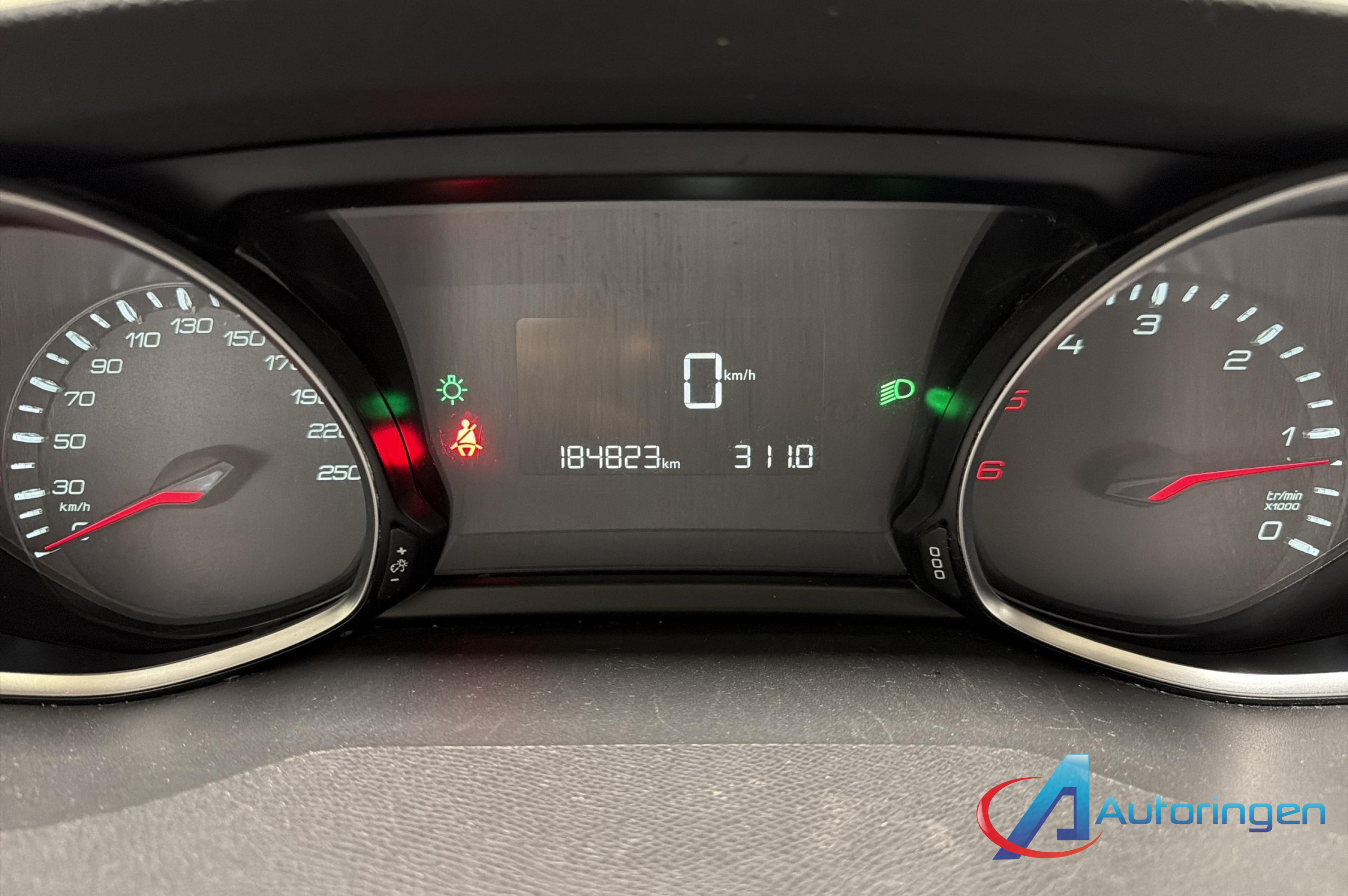 Peugeot 308 2015, diesel — photo 7 of 16