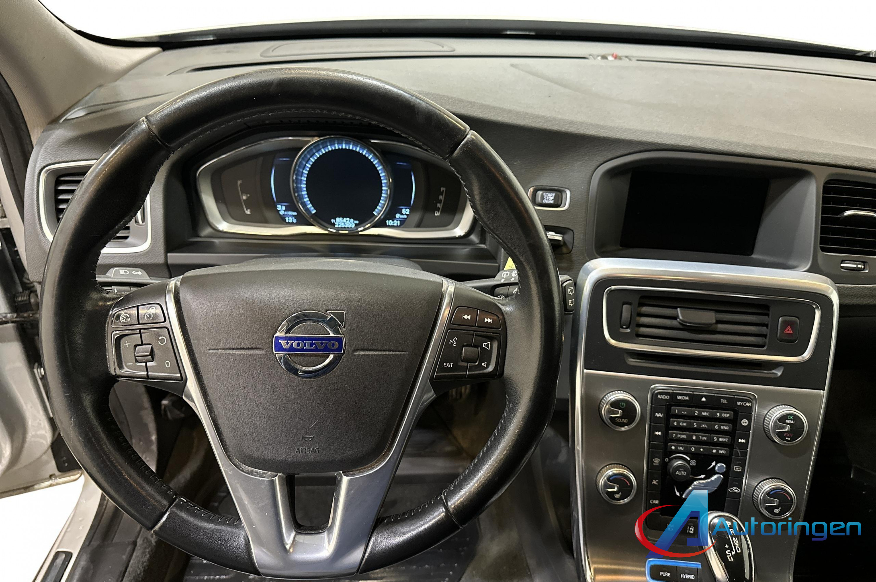 Volvo V60 Twin Engine 2016, дизель — фото 8 з 15