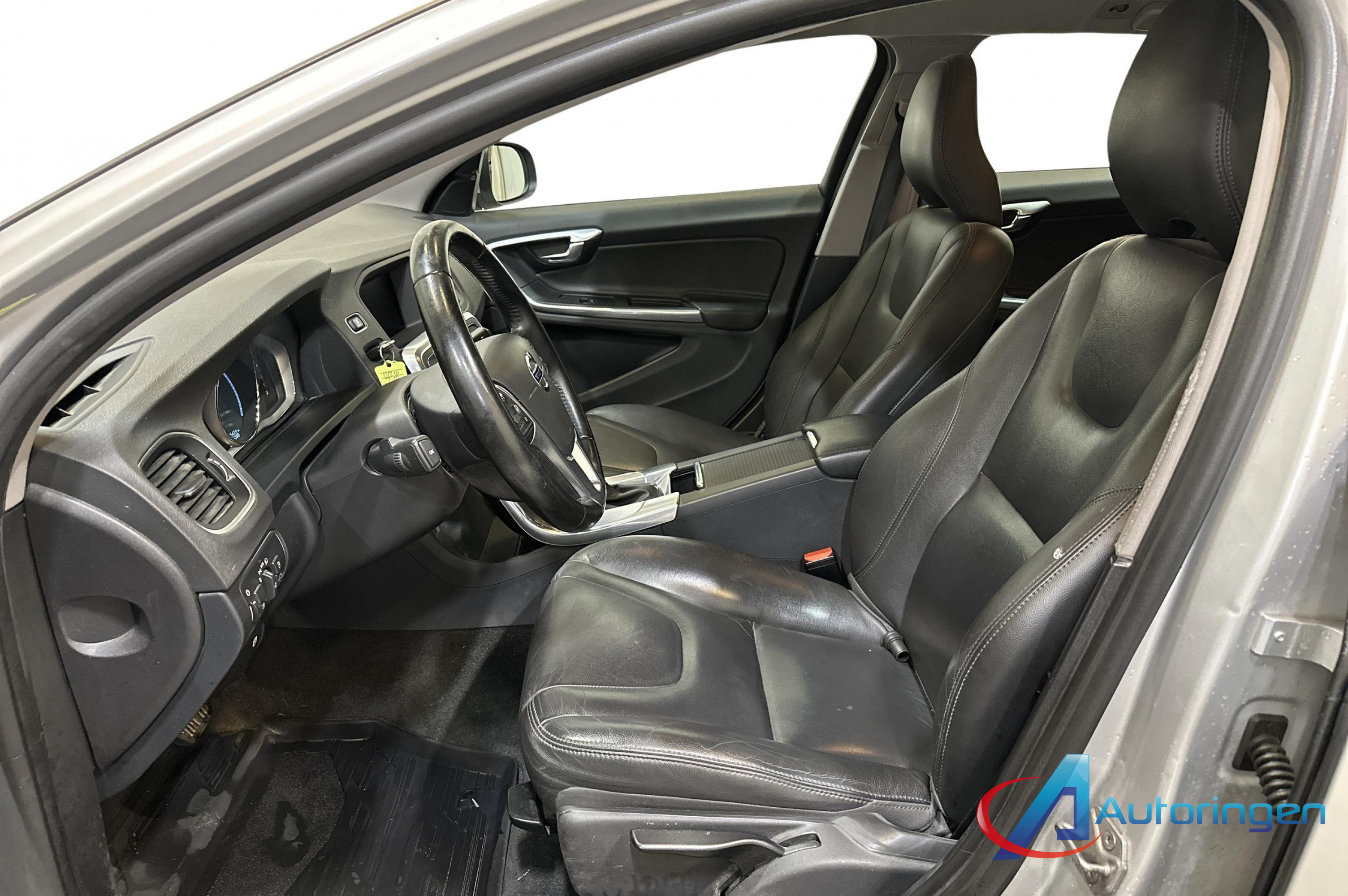 Volvo V60 Twin Engine 2016, дизель — фото 9 з 15
