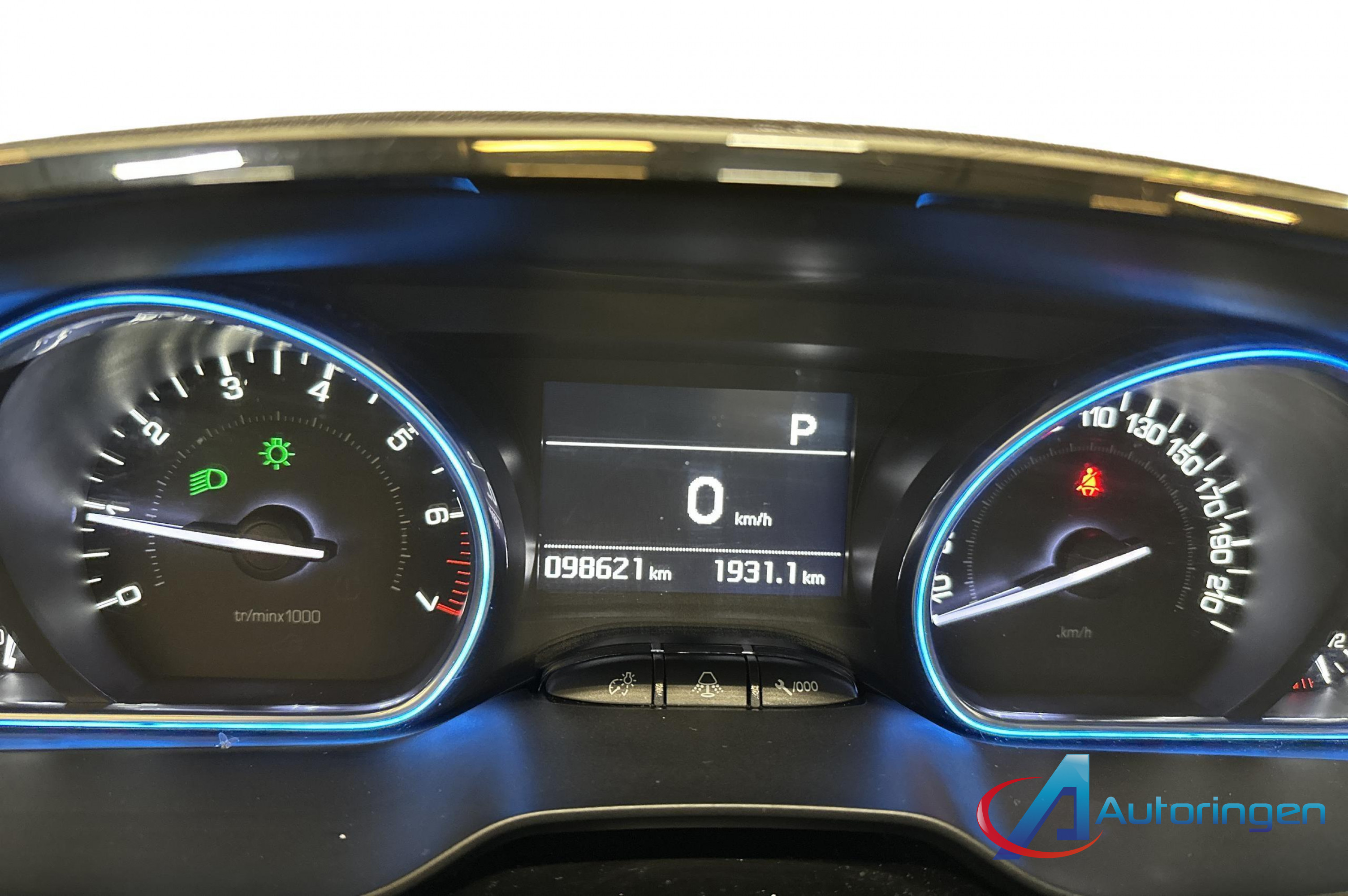 Peugeot 2008 2019, бензин — фото 7 из 17