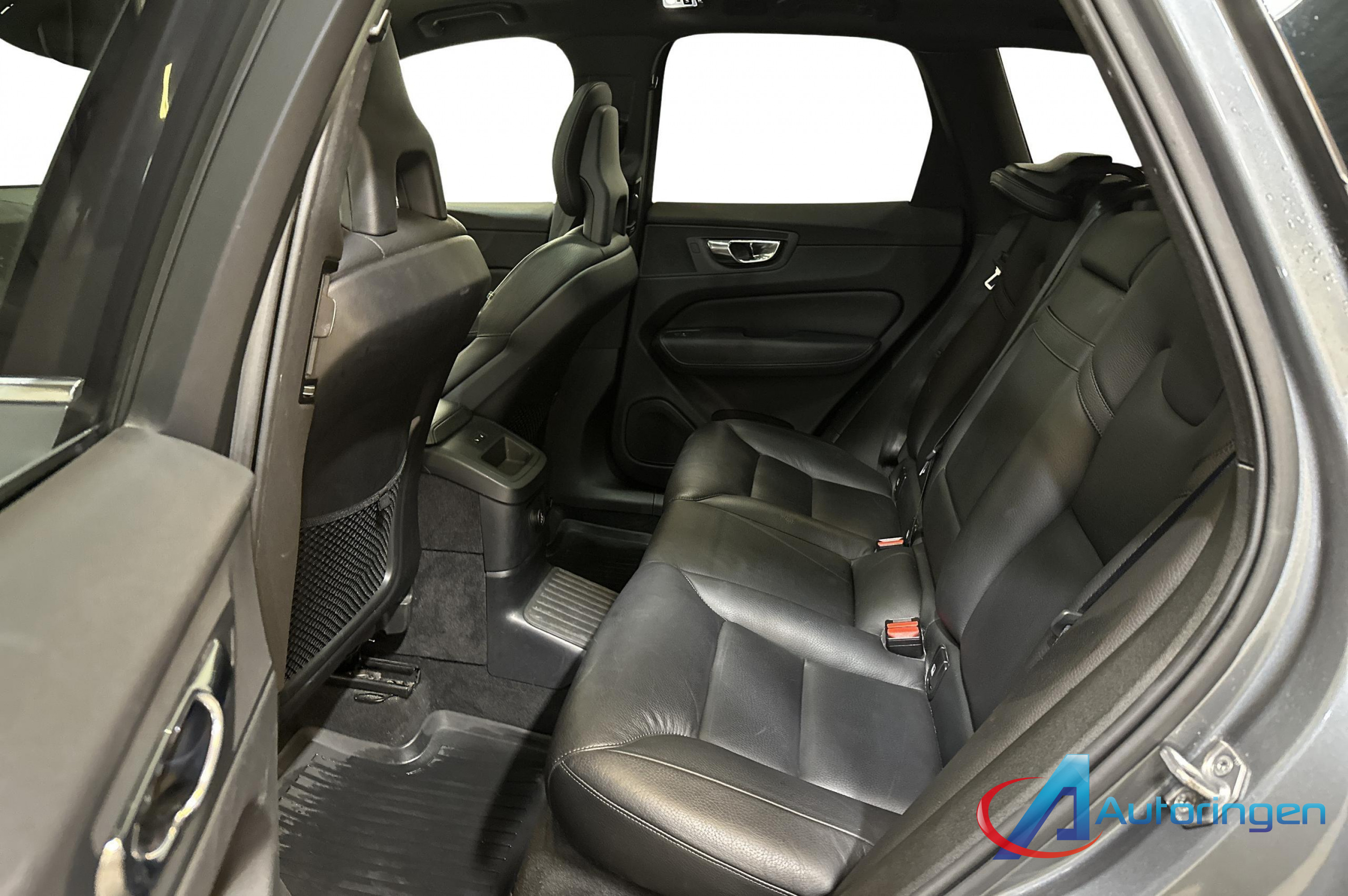 Volvo XC60 2018, бензин — фото 10 из 18