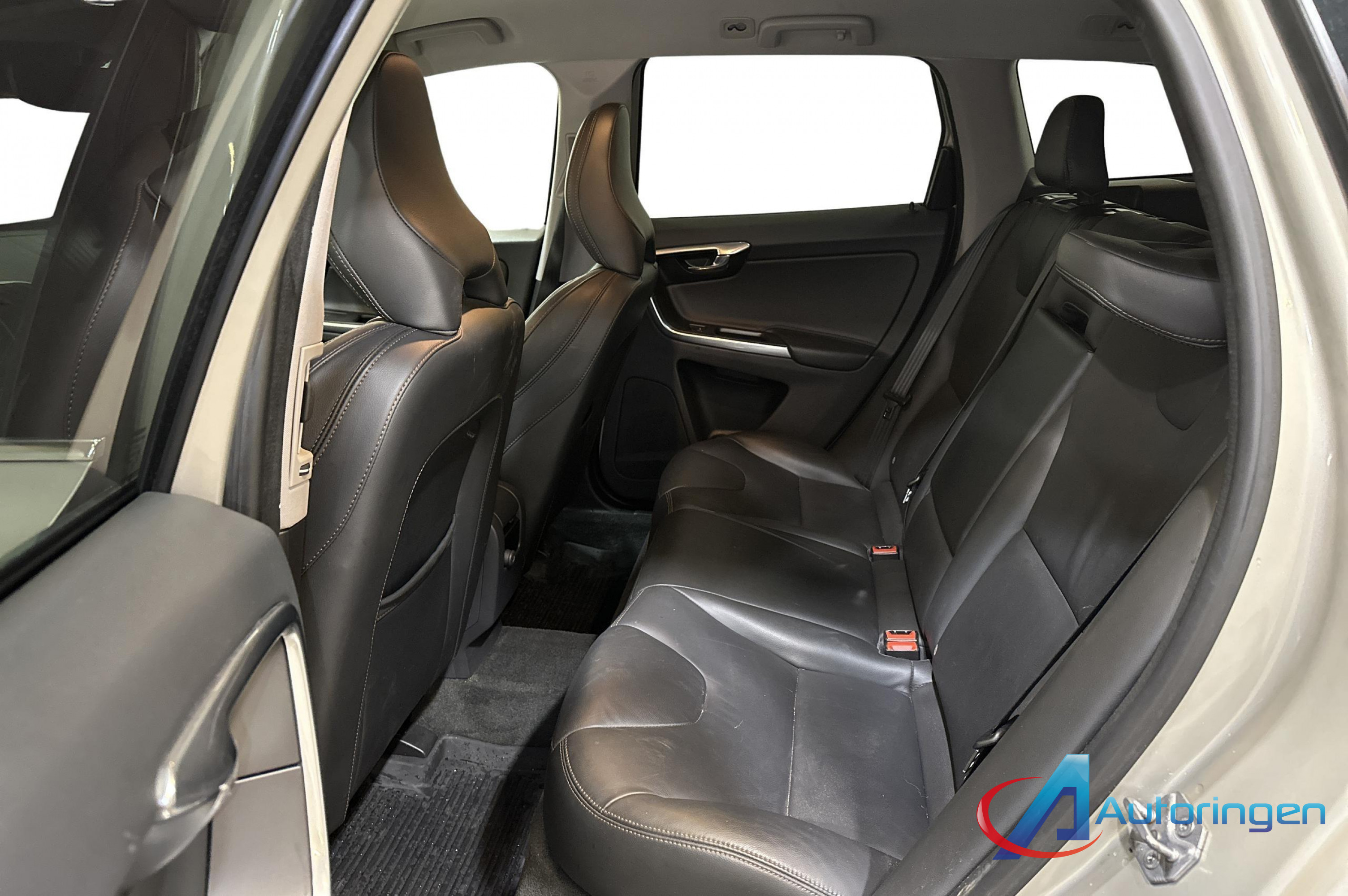 Volvo XC60 2017, дизель — фото 10 из 17