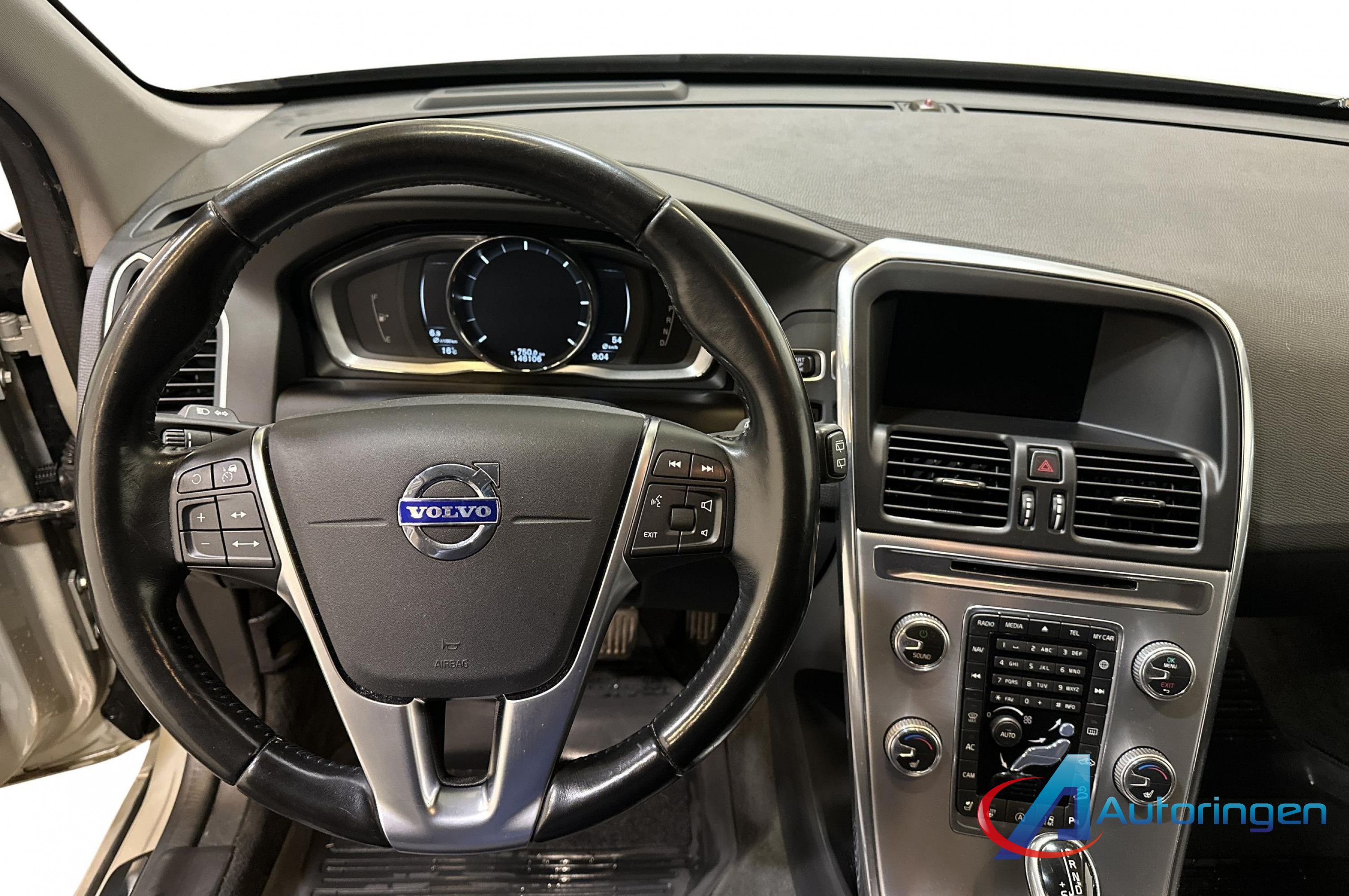 Volvo XC60 2017, дизель — фото 8 из 17