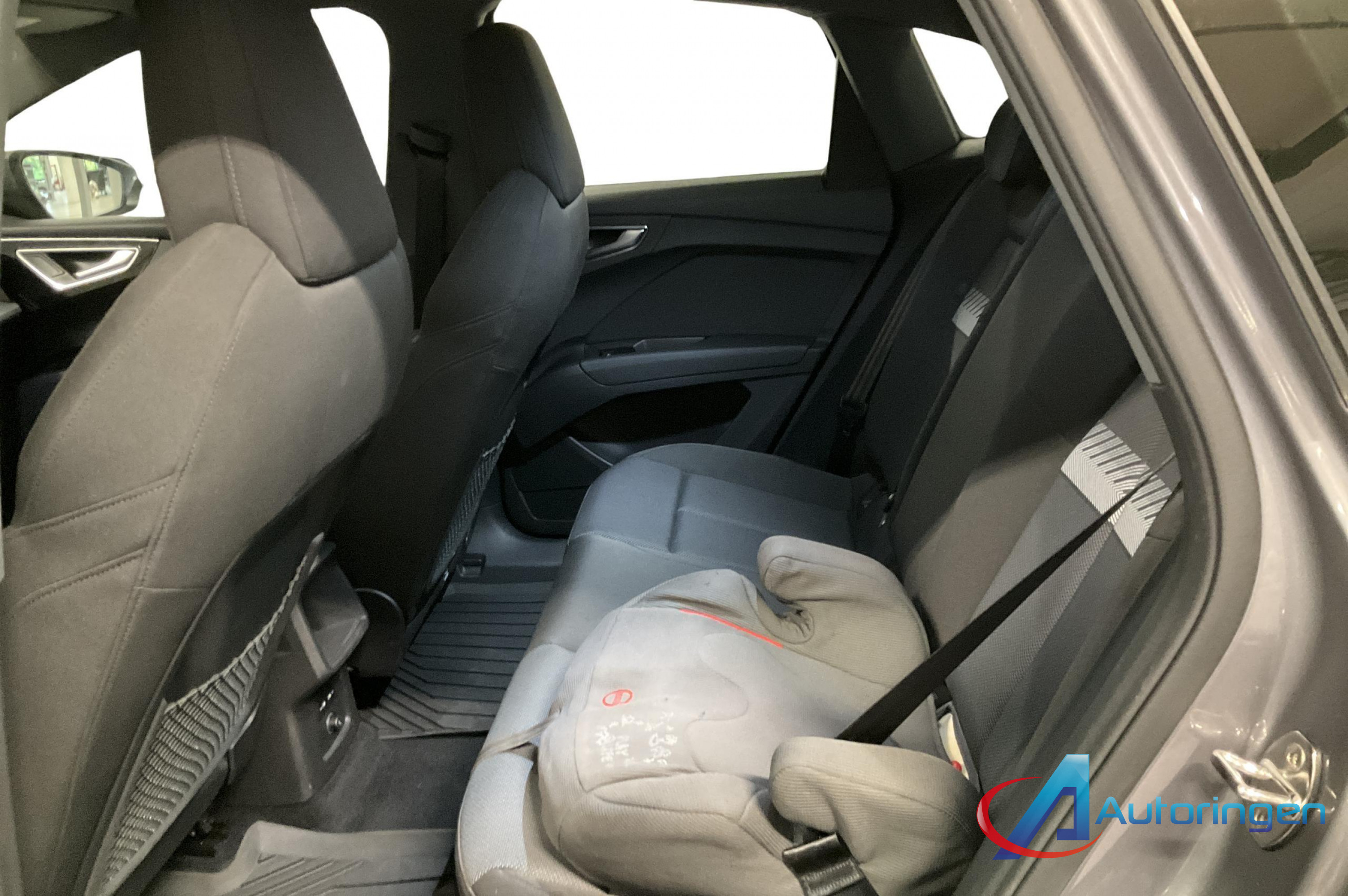Audi Q4 2022, электро — фото 10 из 14