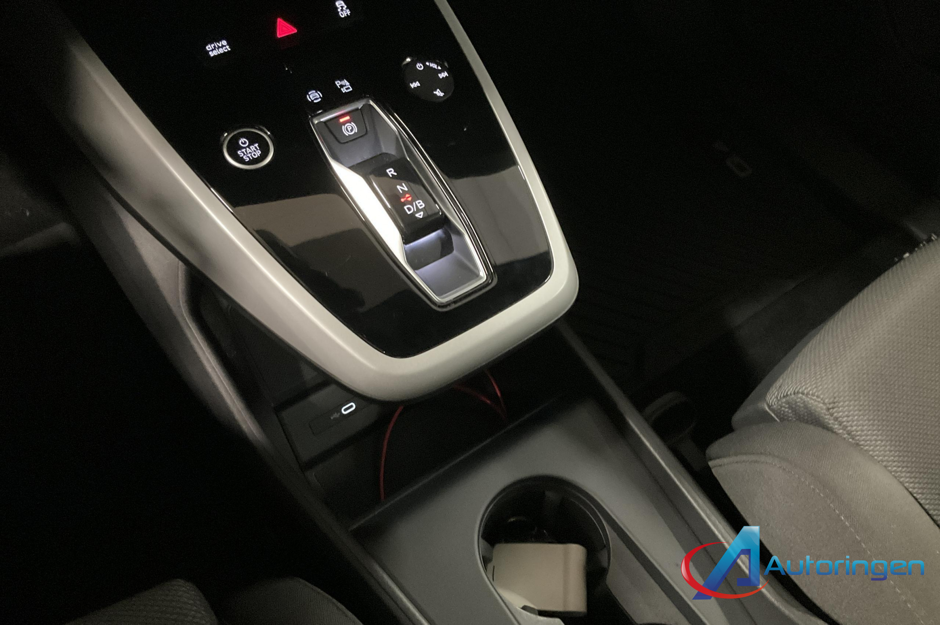 Audi Q4 2022, электро — фото 8 из 14