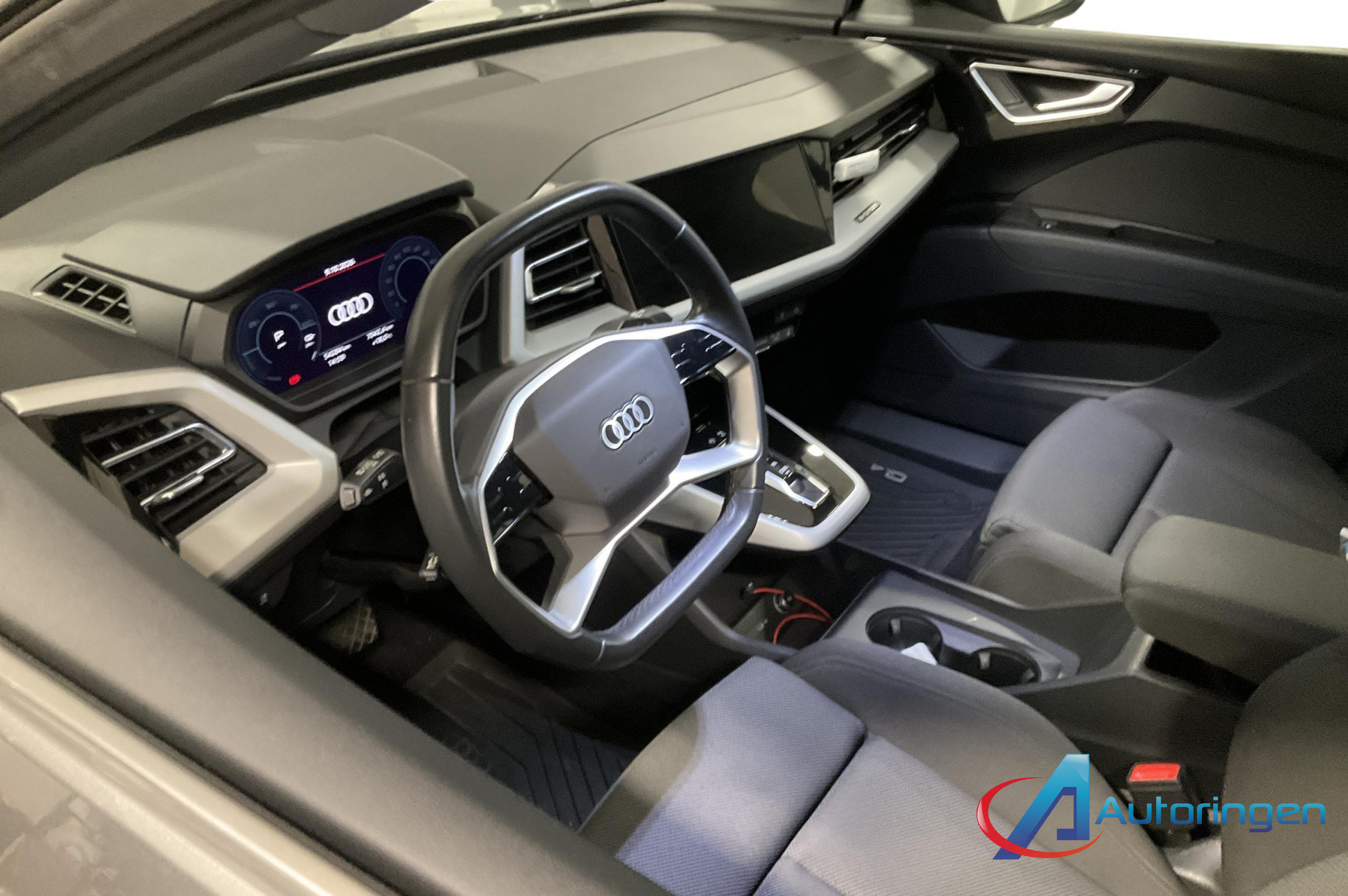 Audi Q4 2022, электро — фото 11 из 14