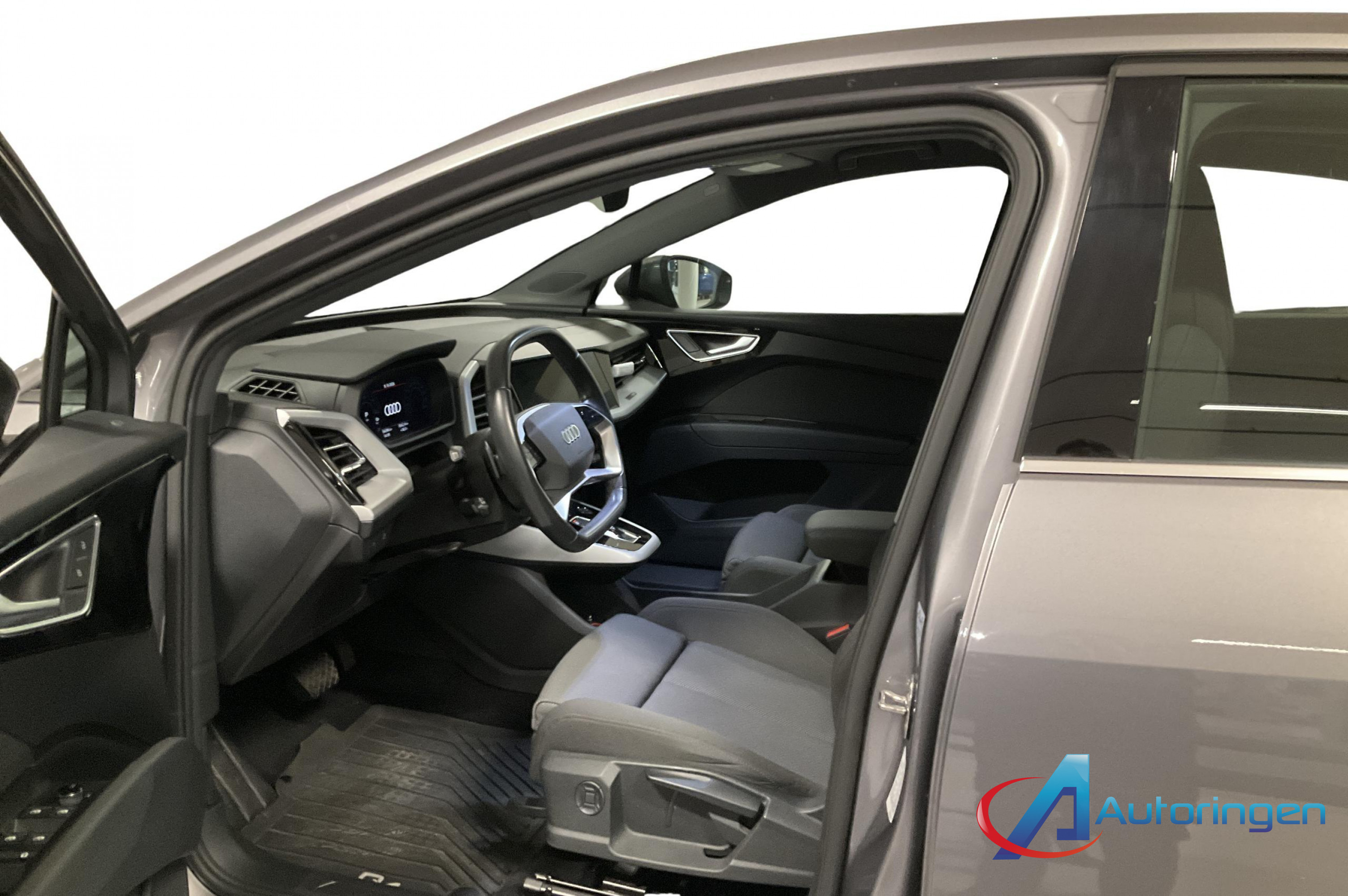 Audi Q4 2022, электро — фото 9 из 14