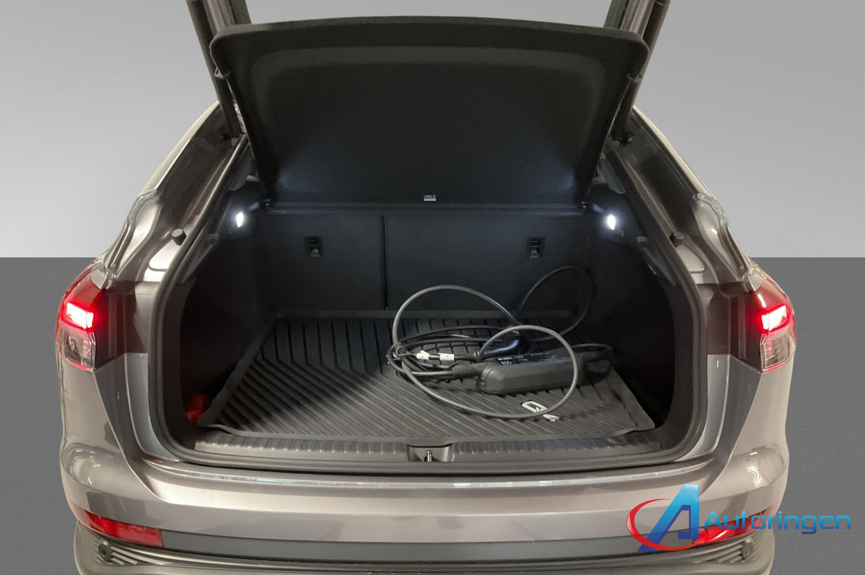 Audi Q4 2022, электро — фото 12 из 14