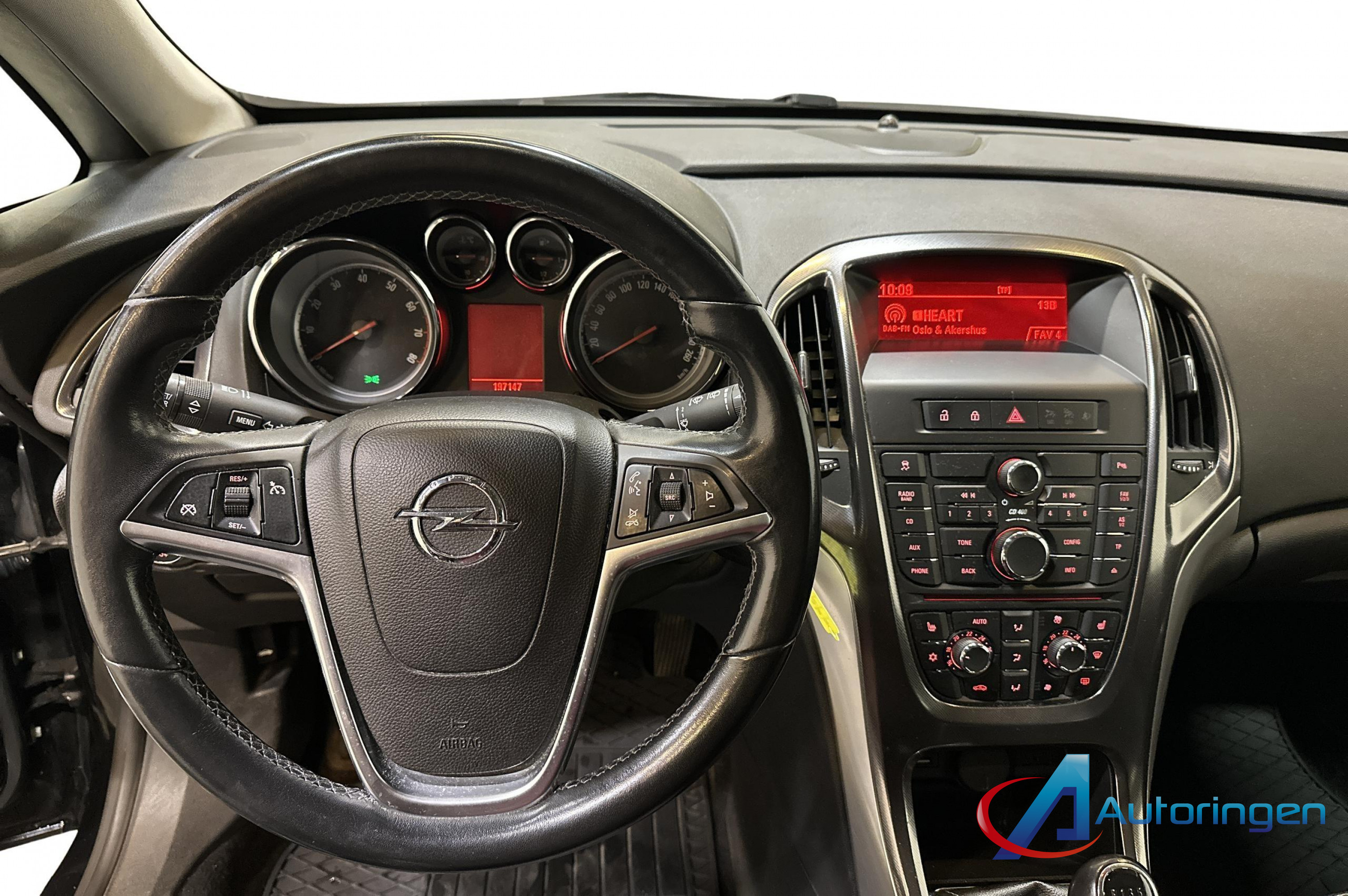Opel ASTRA 2011, petrol — photo 8 of 14