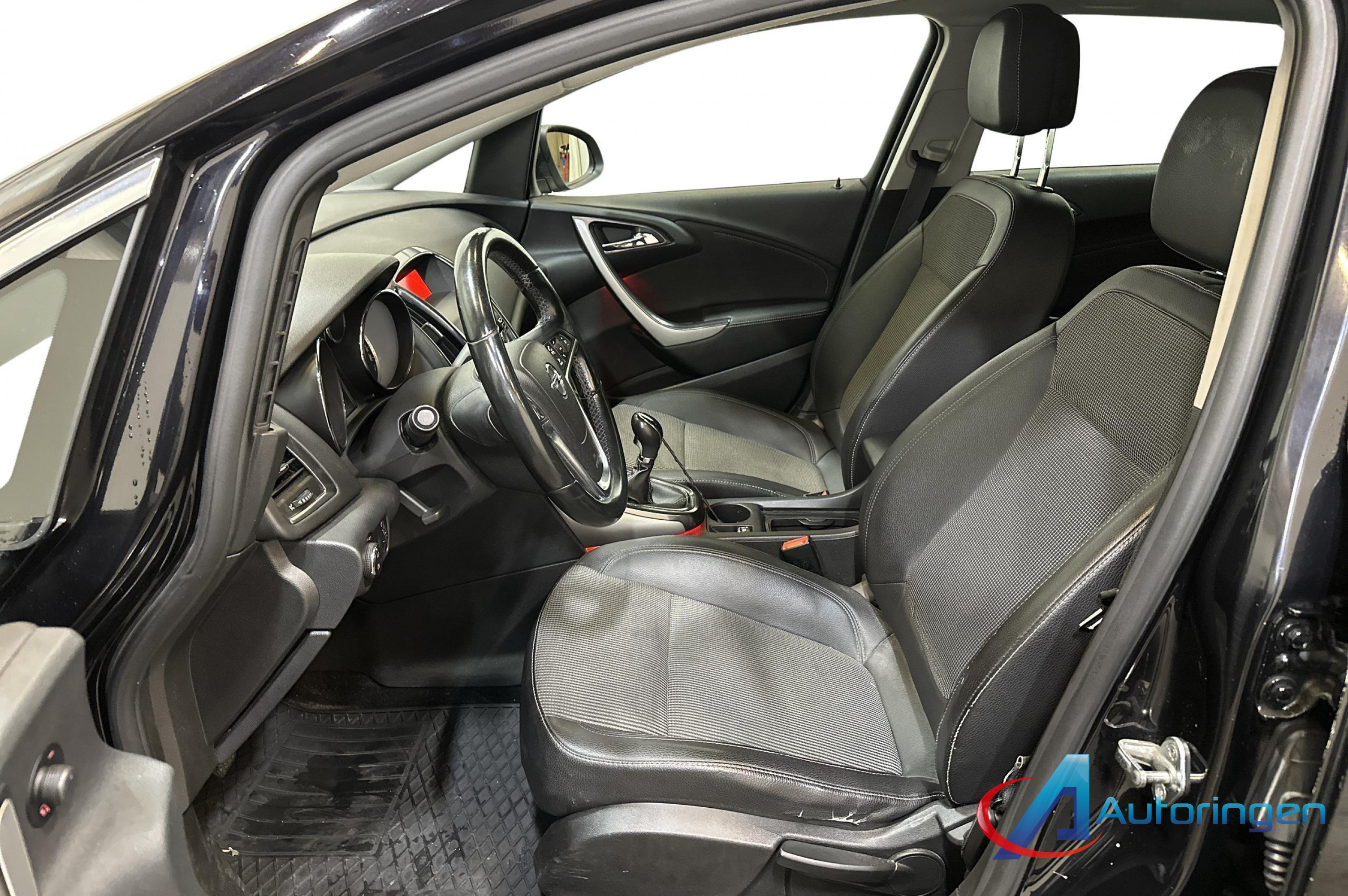 Opel ASTRA 2011, petrol — photo 9 of 14