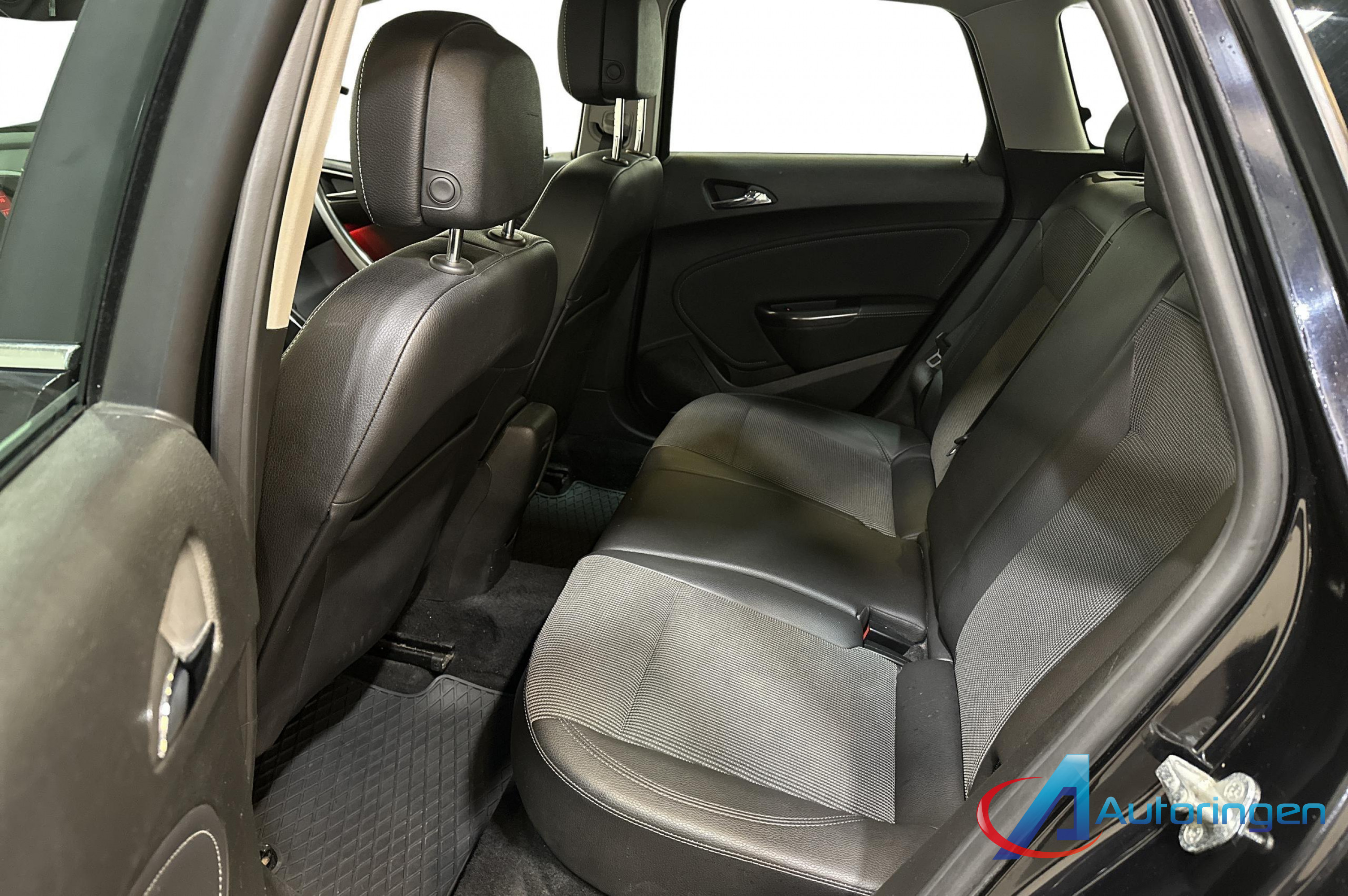Opel ASTRA 2011, petrol — photo 10 of 14