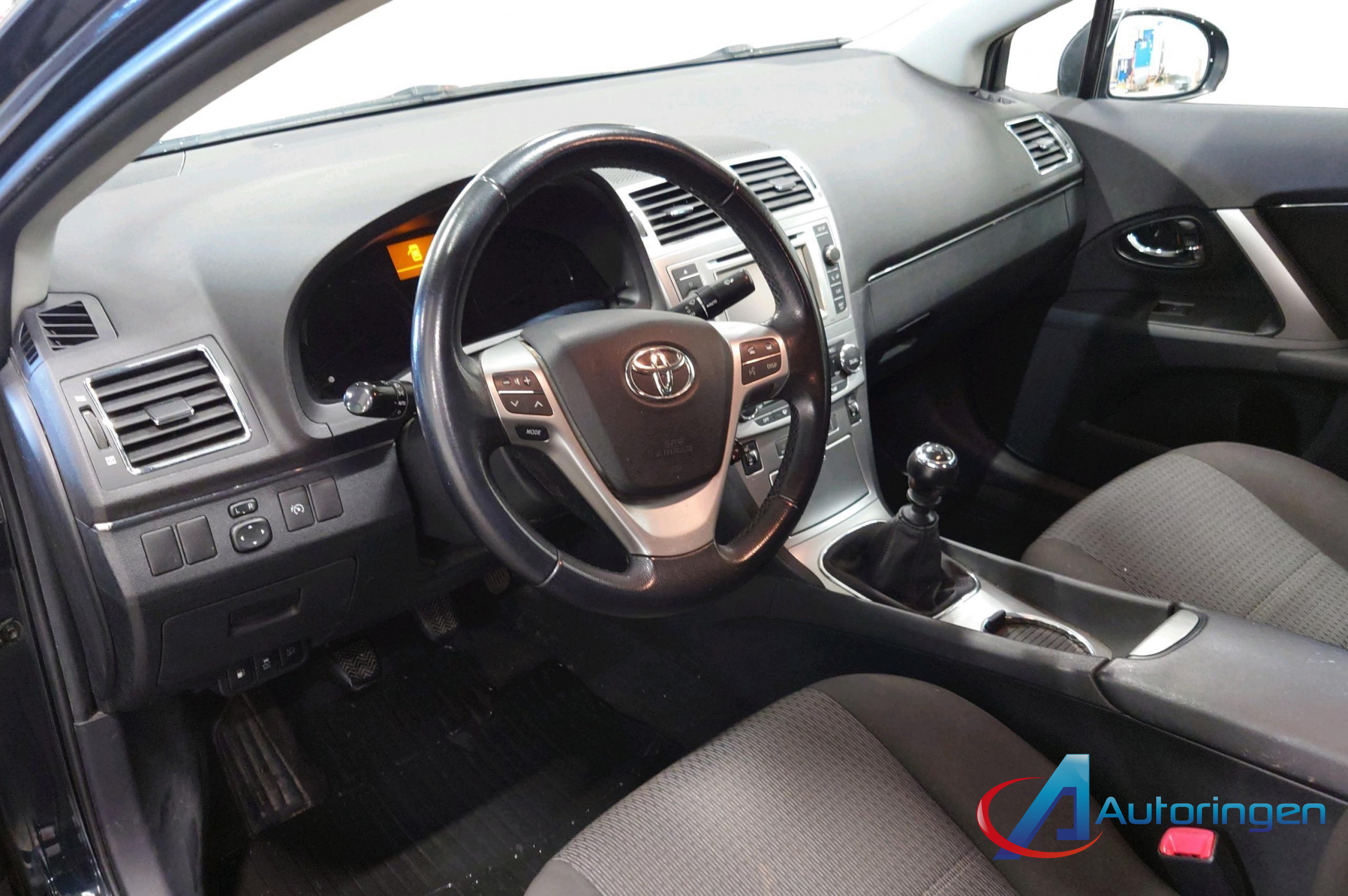 Toyota AVENSIS 2012, бензин — фото 11 из 14