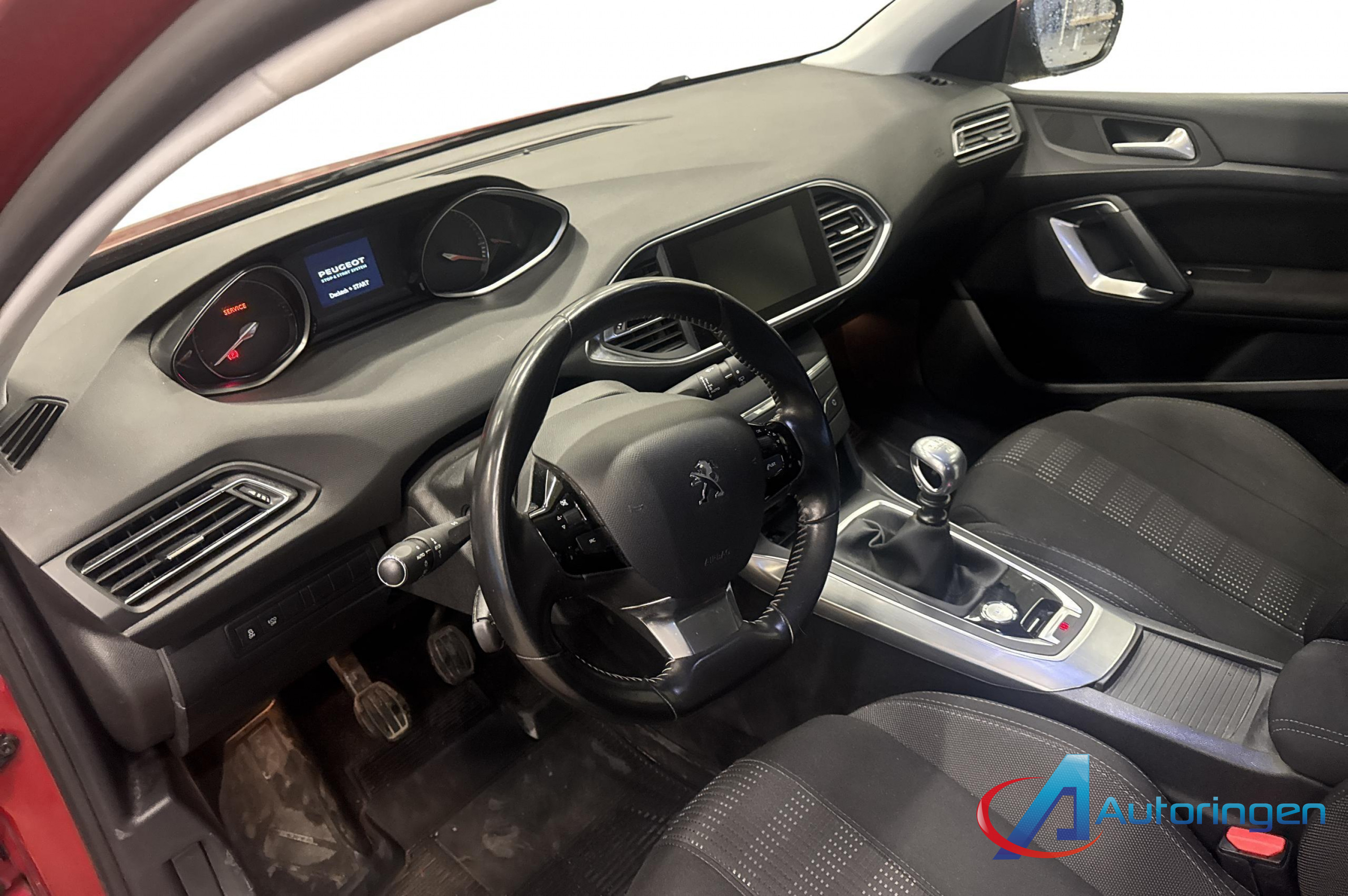 Peugeot 308 2015, бензин — фото 11 из 14